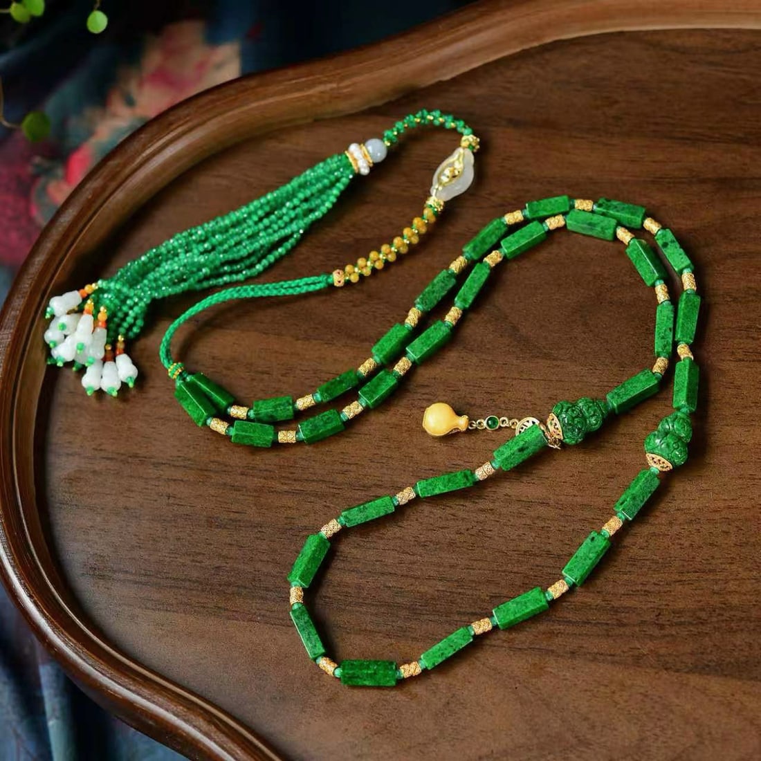 Beautiful Natural Green Jadeite Necklace with Certificate: Title: Beautiful Natural Green Jadeite Necklace with Certificate Origin: Chinese Date/Period: After2026 Materials: Jadeite Dimensions: 12x5(mm) 0.47x0.20(inches) Reserve: $1,100.00 Shipping: Domestic: