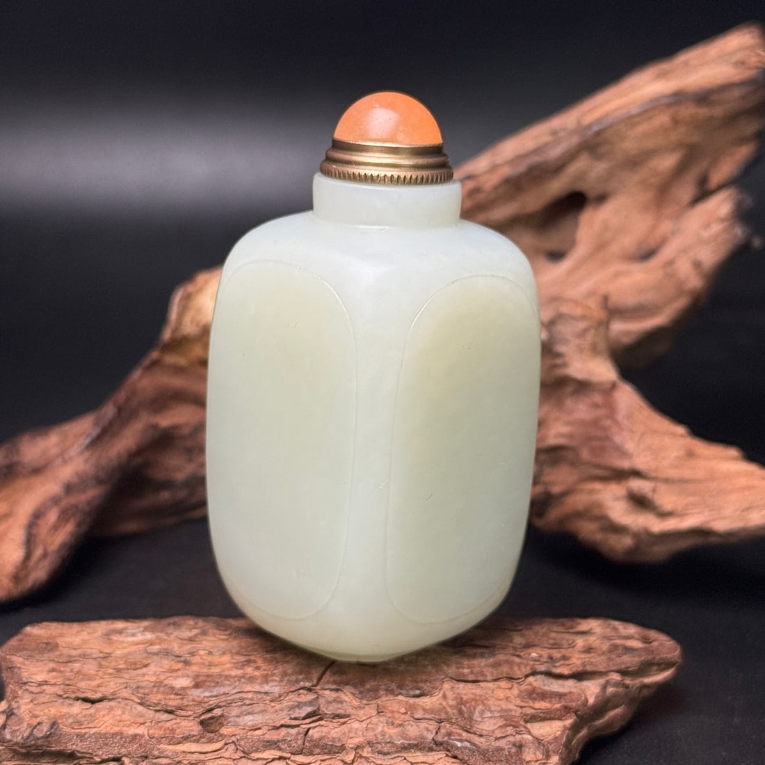 Superb White Hetian Jade Snuff Bottle: Title: Superb White Hetian Jade Snuff Bottle Origin: Chinese Date/Period: After1900 Materials: Hetian Jade Dimensions: 35x33x72(mm) 1.38x1.30x2.83(inches) Weight 0.31 lbs/140g Reserve: $999.00 Shippin