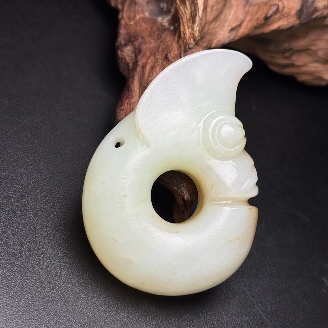 Old Hetian Jade Dragon Pendant: Title: Old Hetian Jade Dragon Pendant Origin: Chinese Date/Period: After1900 Materials: Hetian Jade Dimensions: 66x47x20(mm) 2.60x1.85x0.79(inches) Weight 0.21 lbs/95g Reserve: $288.00 Shipping: Domes
