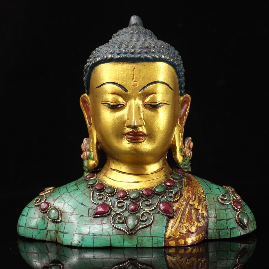 Vintage Gilt Gold Bronze Inlay Turquoise & Gem Buddha Head Statue: Title: Vintage Gilt Gold Bronze Inlay Turquoise & Gem Buddha Head Statue Origin: Chinese Date/Period: After1890 Materials: Gilt Gold Bronze,Turquoise Dimensions: 160x170(mm) 6.30x6.69(inches) Weight 3