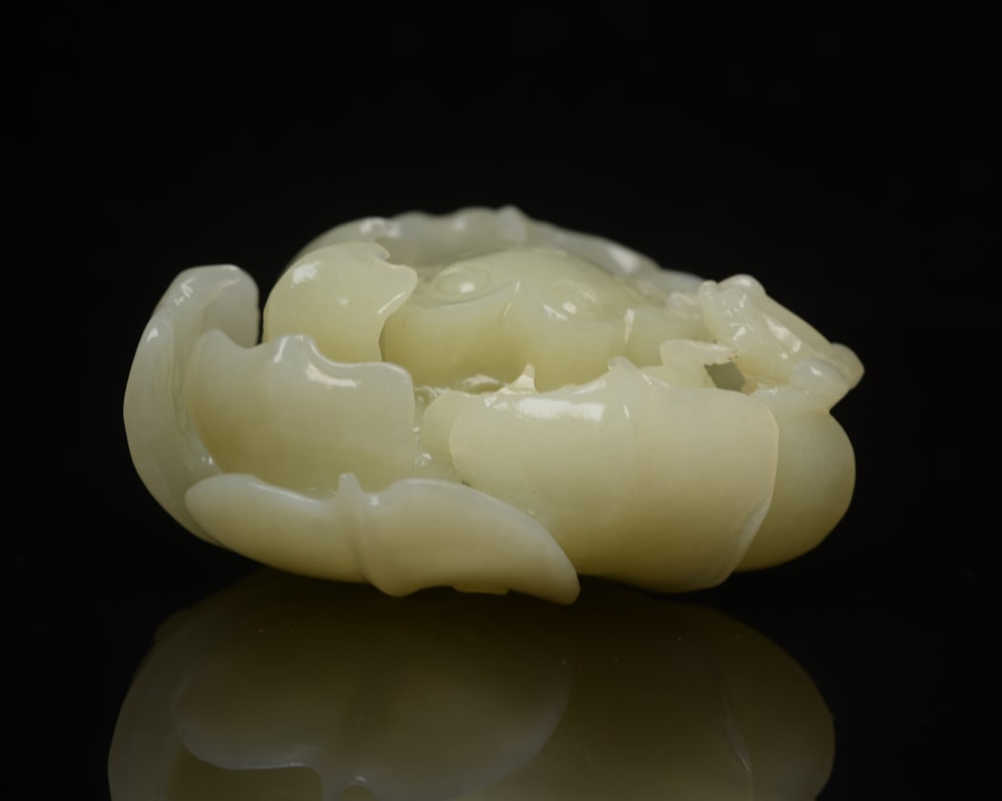 Old Hetian Jade Hand Carved Lotus Frog Statue: Title: Old Hetian Jade Hand Carved Lotus Frog Statue Origin: Chinese Date/Period: After1920 Materials: Hetian Jade Dimensions: 79x71x36(mm) 3.11x2.80x1.42(inches) Weight 0.50 lbs/226g Reserve: $388.00