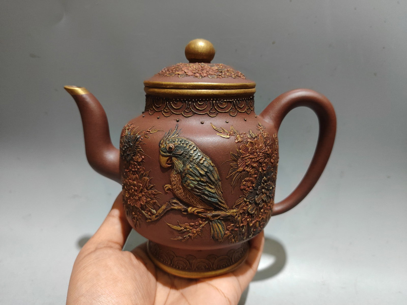 Vintage Gilt Gold Yixing Zisha Clay Flower Bird Teapot: Title: Vintage Gilt Gold Yixing Zisha Clay Flower Bird Teapot Origin: Chinese Materials: Gilt Gold Yixing Zisha Dimensions: 180x150(mm) 7.09x5.91(inches) Reserve: $999.00 Shipping: Domestic: Shipping 