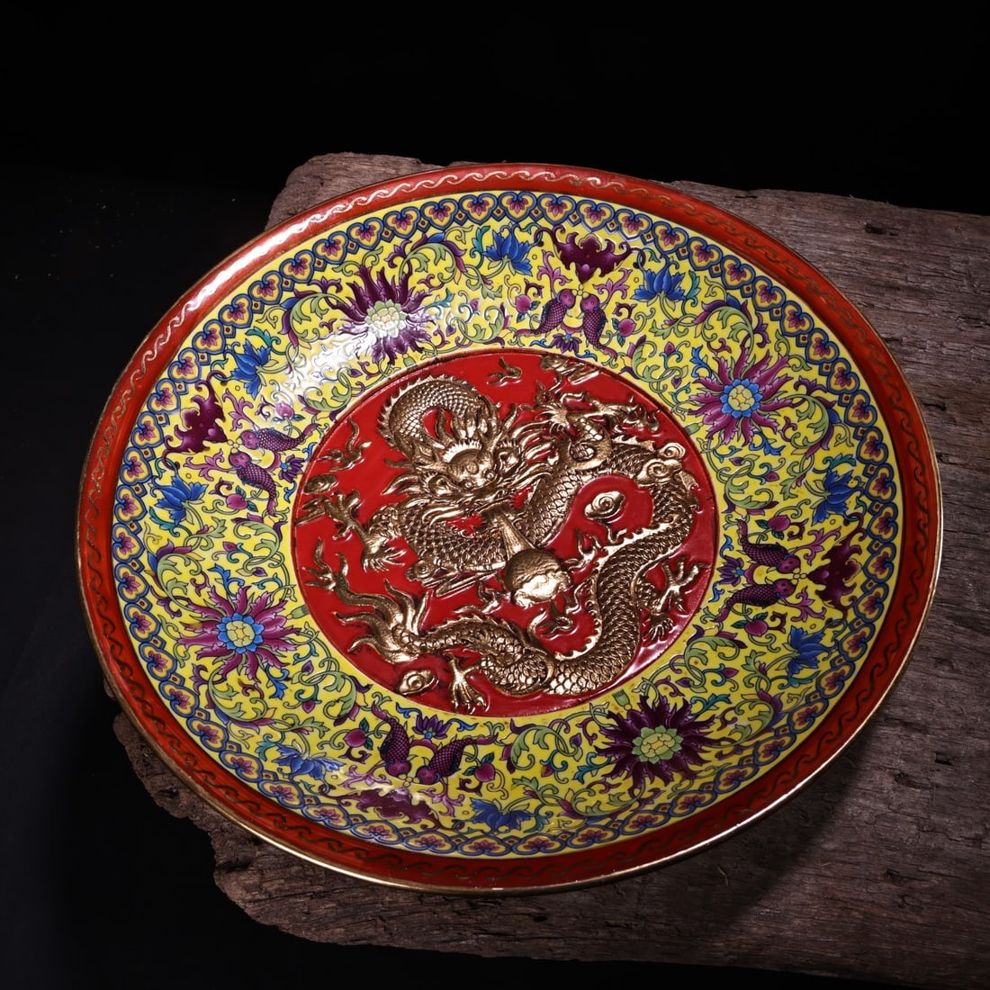 Old Gilt Gold Enamel Cai Dragon Porcelain Plate: Title: Old Gilt Gold Enamel Cai Dragon Porcelain Plate Origin: Chinese Date/Period: After1910 Materials: Porcelain Dimensions: 300(mm) 11.81(inches) Weight 3.28 lbs/1490g Reserve: $550.00 Shipping: Do
