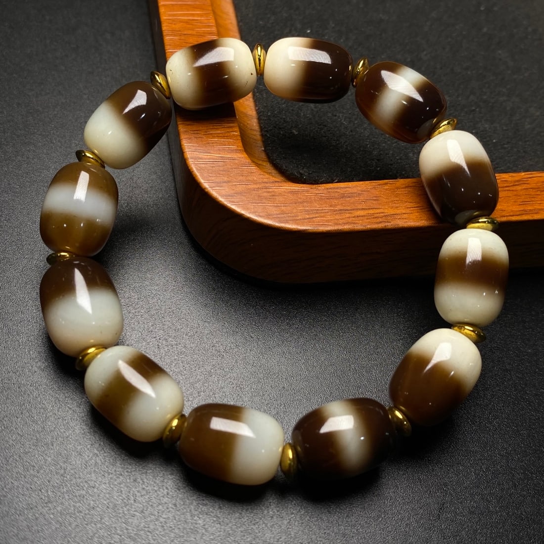Old Tibetan DZI Agate Bracelet: Title: Old Tibetan DZI Agate Bracelet Origin: Chinese Date/Period: After1920 Materials: DZI Agate Dimensions: 13x10(mm) 0.51x0.39(inches) Reserve: $99.00 Shipping: Domestic: Shipping rates are determi