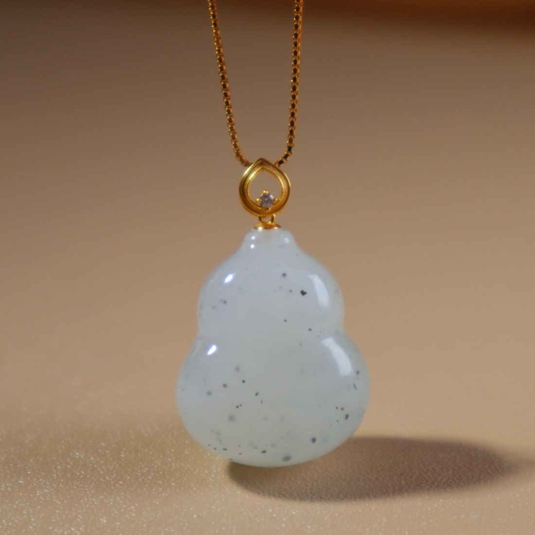 18K Gold Inlay Hetian Jade Gourd Pendant: Title: 18K Gold Inlay Hetian Jade Gourd Pendant Origin: Chinese Date/Period: After2026 Materials: 18K Gold,Hetian Jade Dimensions: 17x20x12(mm) 0.67x0.79x0.47(inches) Reserve: $226.00 Shipping: Domest