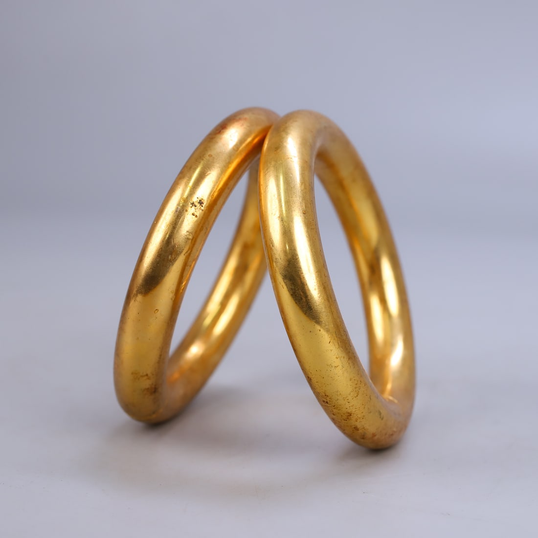 A Pair Gilt Gold Copper Arm Bracelet: Title: A Pair Gilt Gold Copper Arm Bracelet Origin: Chinese Date/Period: After1910 Materials: Gilt Gold Copper Dimensions: 11(mm) 0.43(inches) Weight 2.22 lbs/1005g Reserve: $299.00 Shipping: Domestic