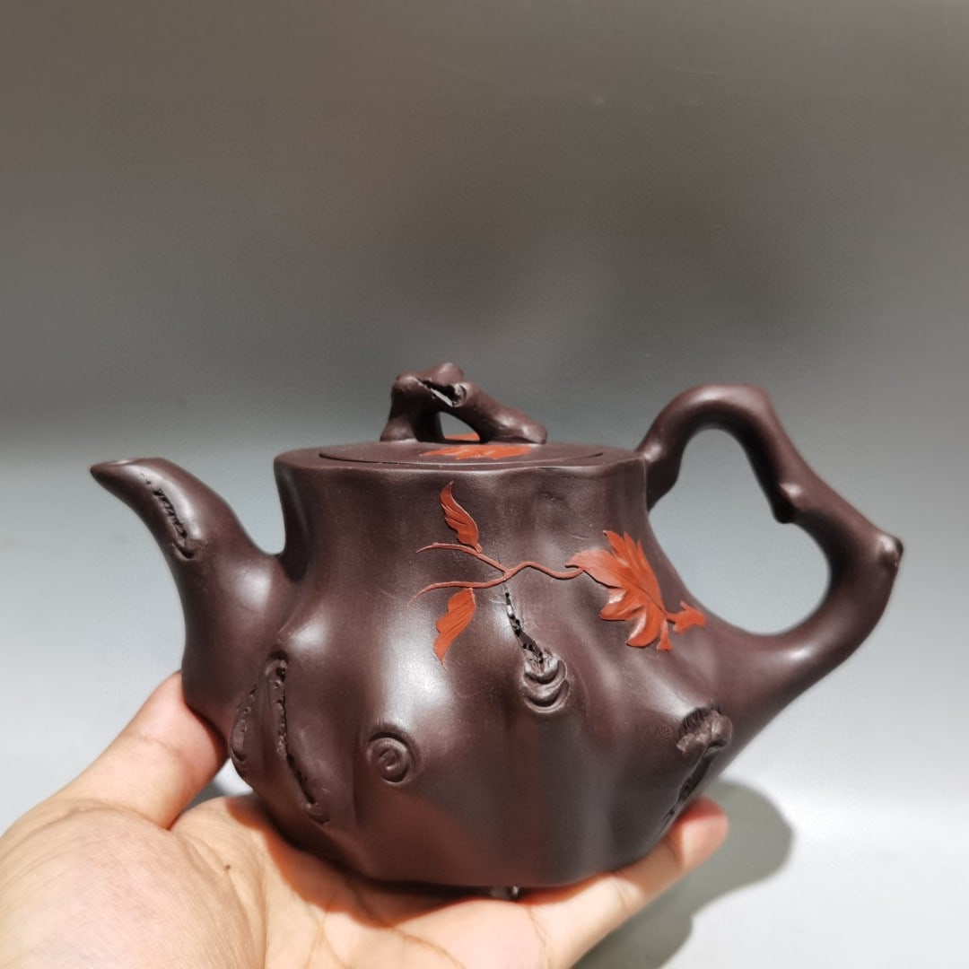 Chinese Yixing Zisha Clay Teapot w Artist Signed: Title: Chinese Yixing Zisha Clay Teapot w Artist Signed Origin: Chinese Materials: Yixing Zisha Dimensions: 170x100(mm) 6.69x3.94(inches) Reserve: $299.00 Shipping: Domestic: Shipping rates are determ