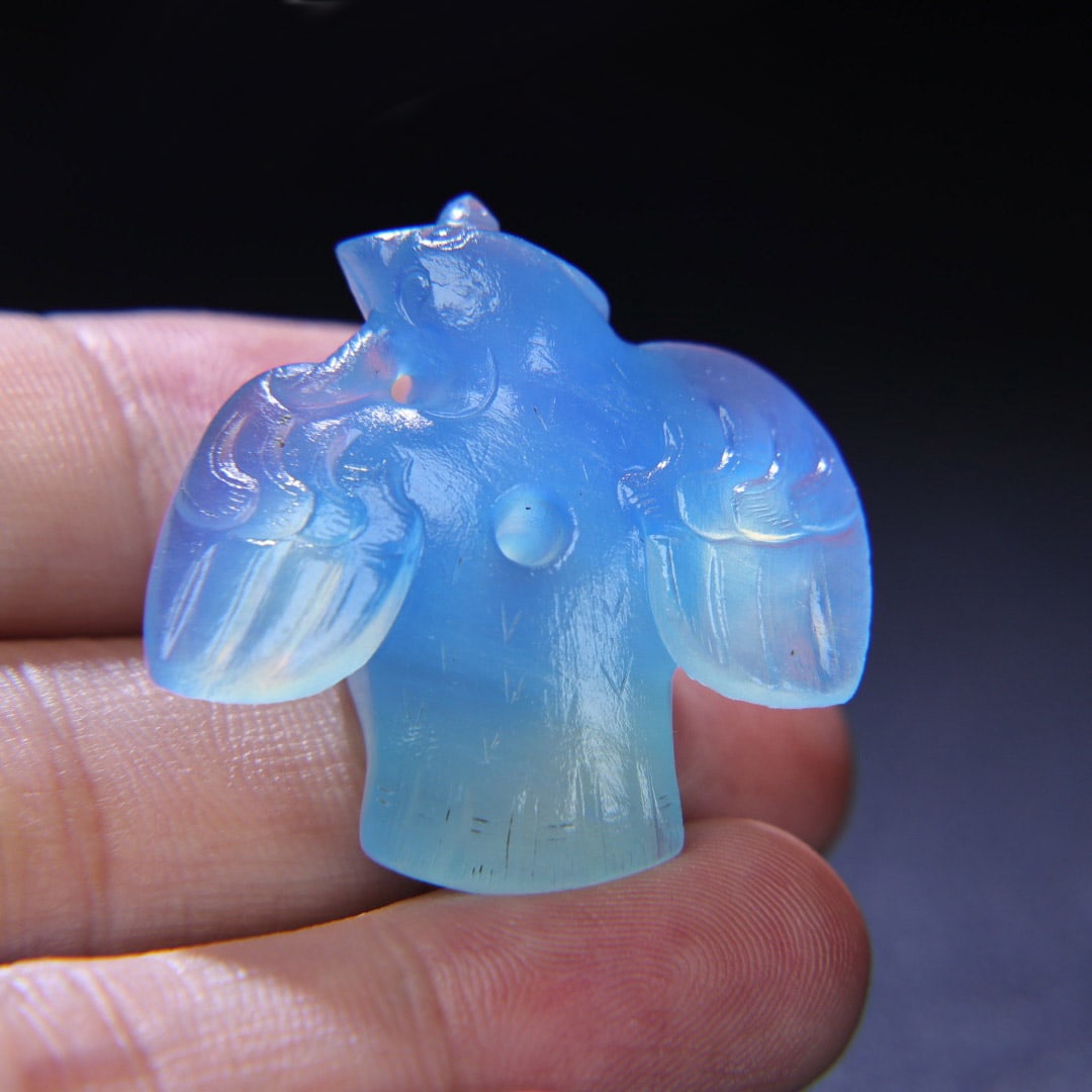 Natural Aquamarine Bird Pendant: Title: Natural Aquamarine Bird Pendant Origin: Chinese Date/Period: After1910 Materials: Aquamarine Dimensions: 36x35x16(mm) 1.42x1.38x0.63(inches) Weight 0.03 lbs/14g Reserve: $599.00 Shipping: Domes