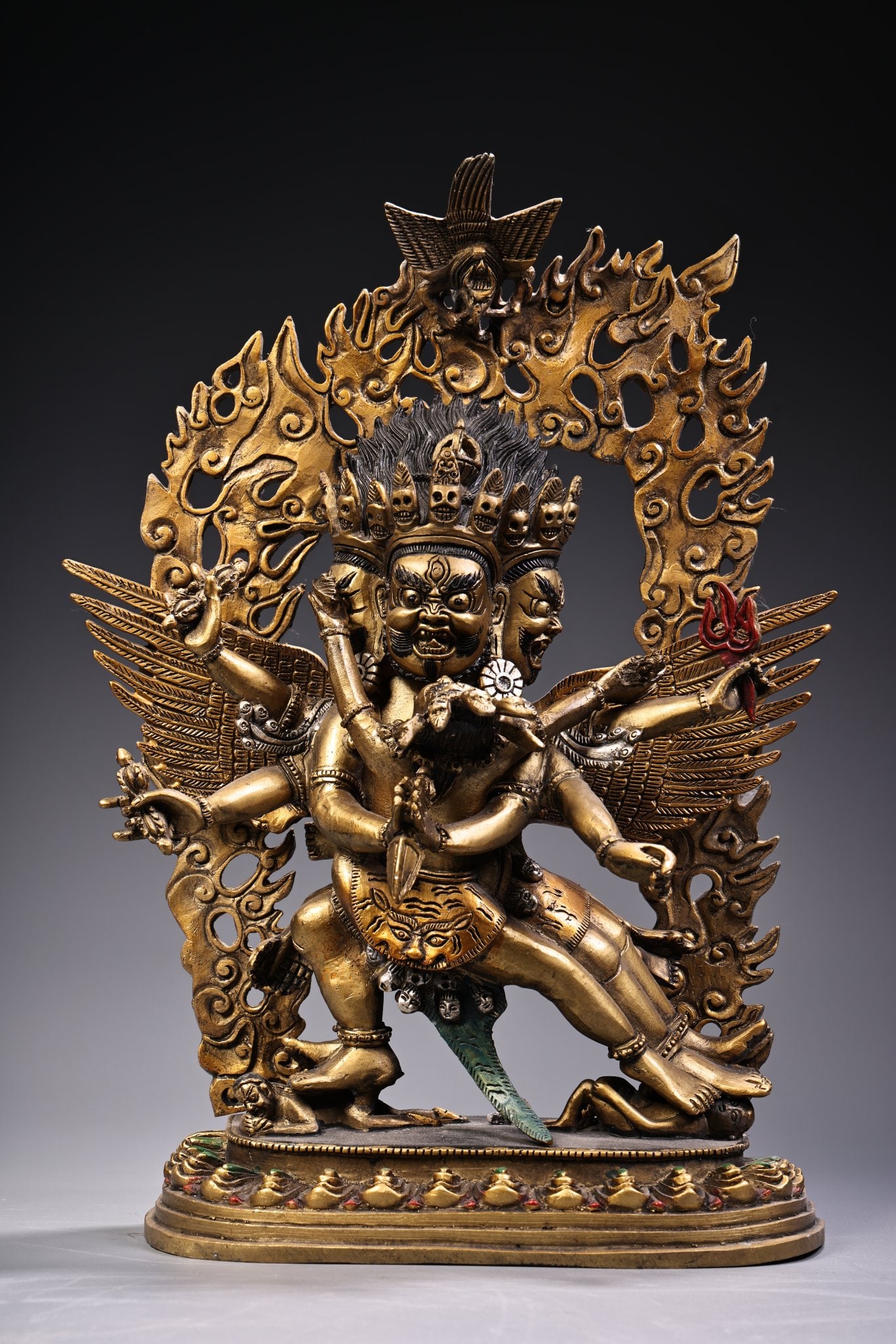 Old Gilt Gold Bronze Buddha Statue: Title: Old Gilt Gold Bronze Buddha Statue Origin: Chinese Date/Period: After1900 Materials: Gilt Gold Bronze Dimensions: 310x220(mm) 12.20x8.66(inches) Weight 5.51 lbs/2500g Reserve: $699.00 Shipping:
