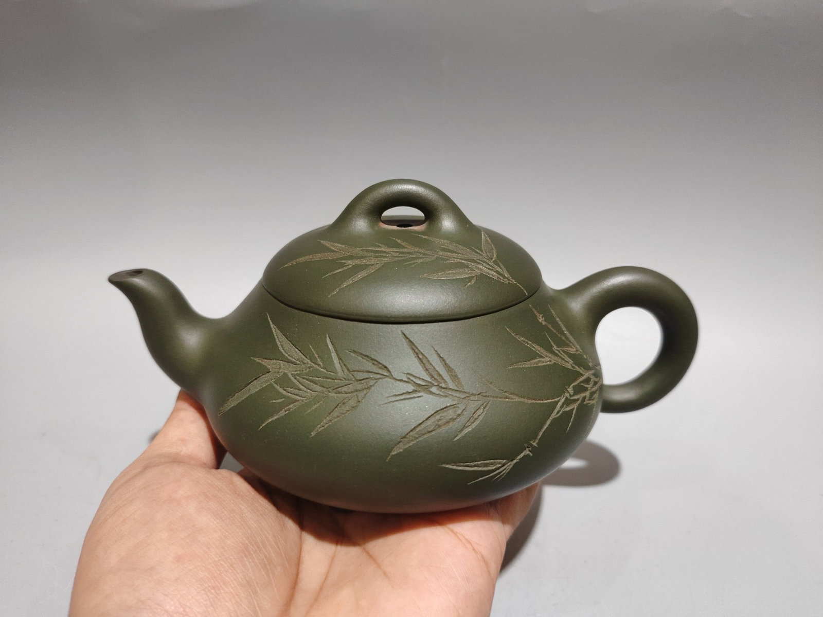 Blue Yixing Zisha Clay Bamboo Teapot w Artist Signed: Title: Blue Yixing Zisha Clay Bamboo Teapot w Artist Signed Origin: Chinese Materials: Yixing Zisha Dimensions: 190x100(mm) 7.48x3.94(inches) Reserve: $299.00 Shipping: Domestic: Shipping rates are de