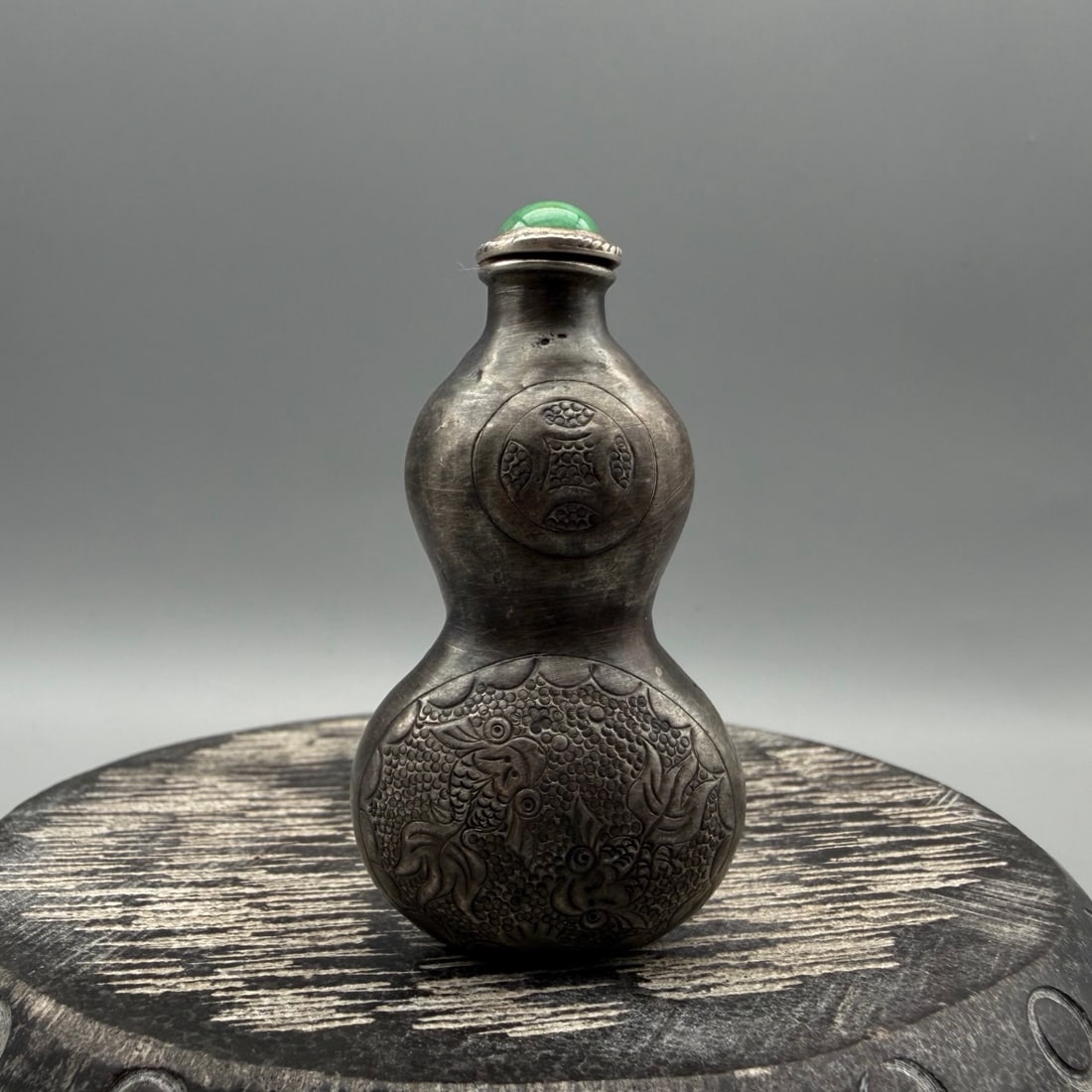 Old Pure Silver Goldfish Snuff Bottle: Title: Old Pure Silver Goldfish Snuff Bottle Origin: Chinese Date/Period: After1900 Materials: Silver Dimensions: 65x34x23(mm) 2.56x1.34x0.91(inches) Weight 0.03 lbs/15g Reserve: $179.00 Shipping: Dom