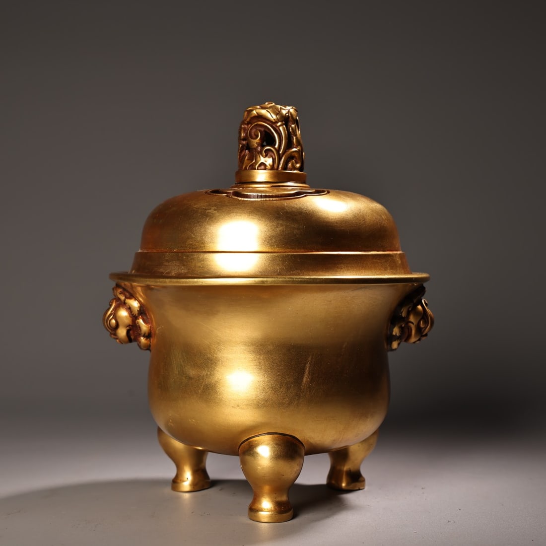 Old Gilt Gold Bronze Incense Burner: Title: Old Gilt Gold Bronze Incense Burner Origin: Chinese Date/Period: After1890 Materials: Gilt Gold Bronze Dimensions: 190x140(mm) 7.48x5.51(inches) Weight 4.41 lbs/2000g Reserve: $1,288.00 Shippin