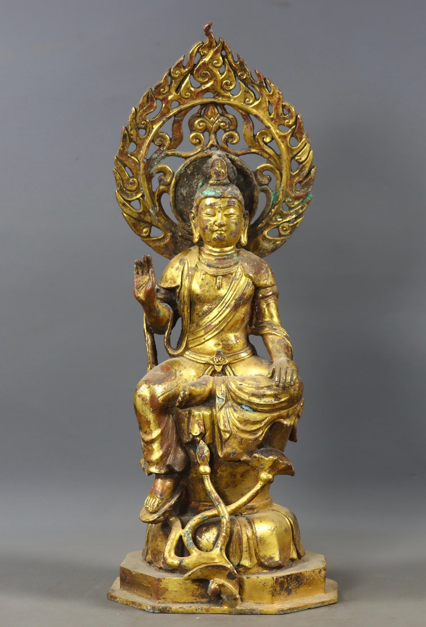 Vintage Gilt Gold Bronze Buddha Statue: Title: Vintage Gilt Gold Bronze Buddha Statue Origin: Chinese Date/Period: After1900 Materials: Gilt Gold Bronze Dimensions: 320x130x105(mm) 12.60x5.12x4.13(inches) Weight 4.07 lbs/1845g Reserve: $1,5