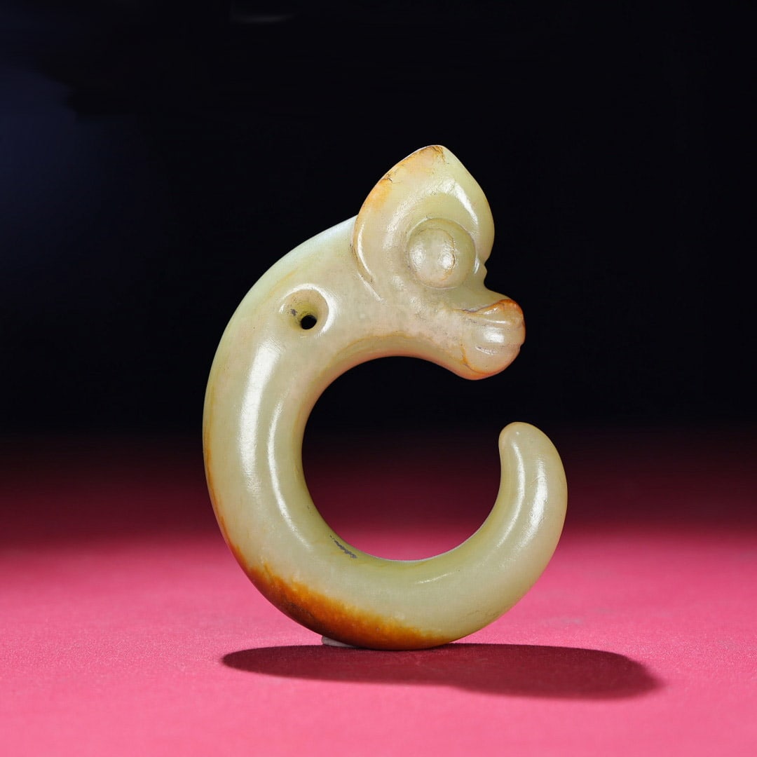 Old Hetian Jade Pendant - Dragon: Title: Old Hetian Jade Pendant - Dragon Origin: Chinese Date/Period: After1910 Materials: Hetian Jade Dimensions: 78x108x24(mm) 3.07x4.25x0.94(inches) Weight 0.47 lbs/212g Reserve: $666.00 Shipping: D