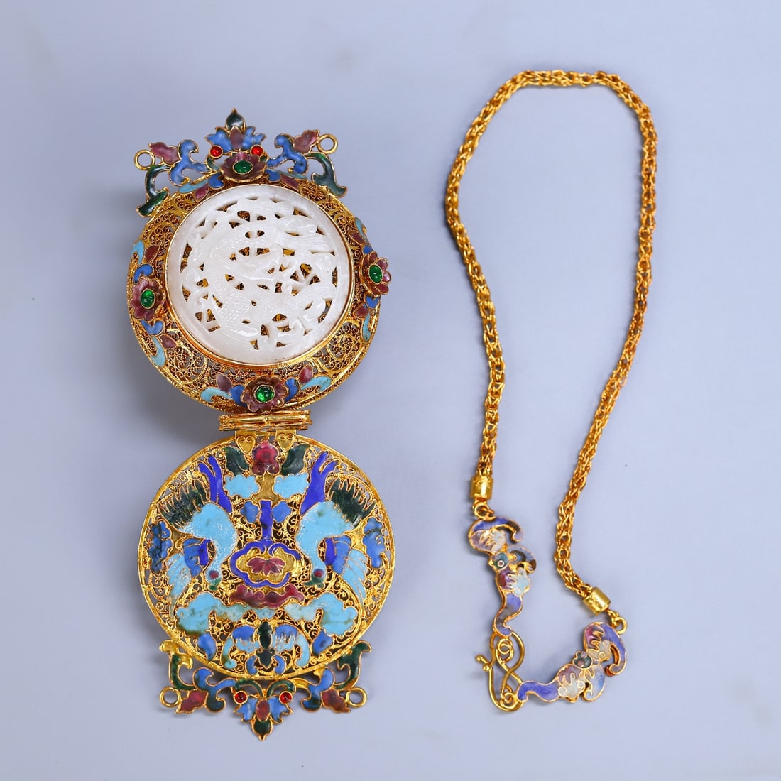 Excellent Chinese Gold Wires Enamel Inlay Hetian Jade & Gem Sachet Pendant: Title: Excellent Chinese Gold Wires Enamel Inlay Hetian Jade & Gem Sachet Pendant Origin: Chinese Date/Period: After1900 Materials: Gold Wires Enamel,Hetian Jade Dimensions: 38x8(mm) 1.50x0.31(inches)