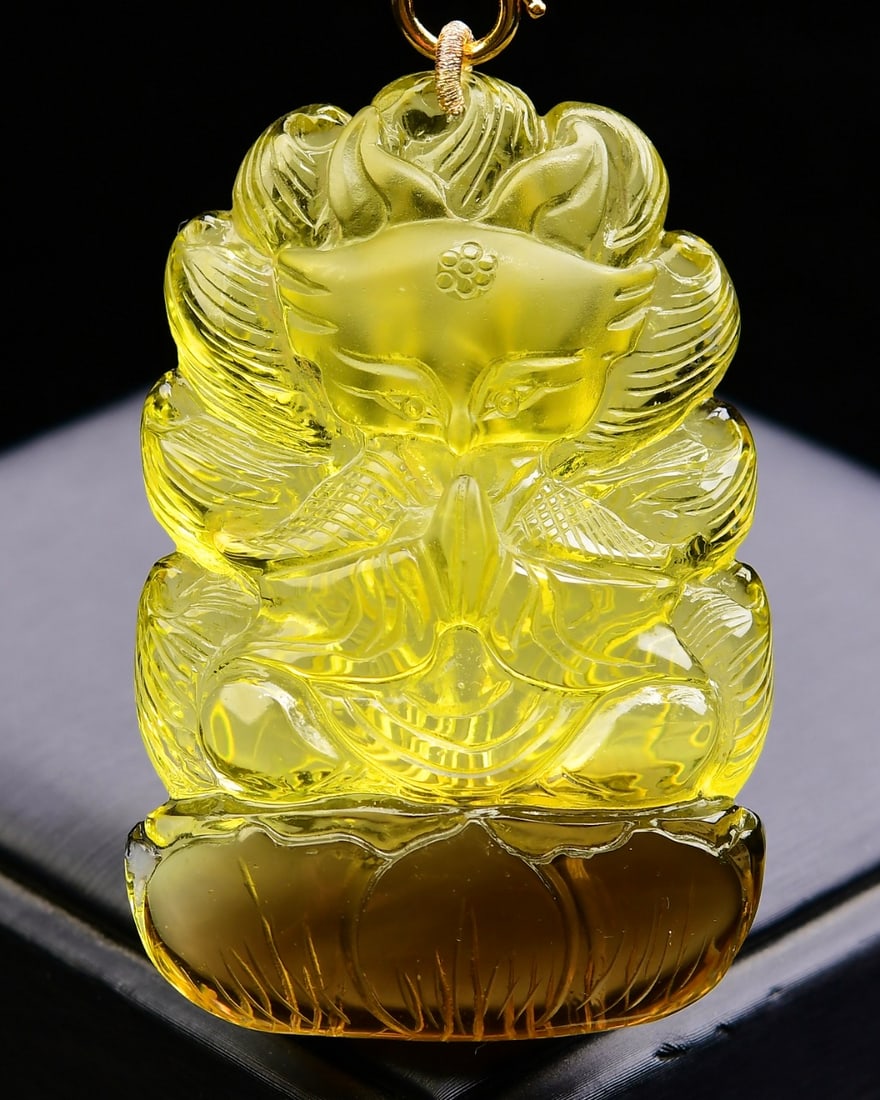 Green Crystal Hand Carved Fox Pendant with Certificate: Title: Green Crystal Hand Carved Fox Pendant with Certificate Origin: Chinese Date/Period: After2026 Materials: Crystal Dimensions: 67x42x16(mm) 2.64x1.65x0.63(inches) Weight 0.24 lbs/108g Reserve: $2