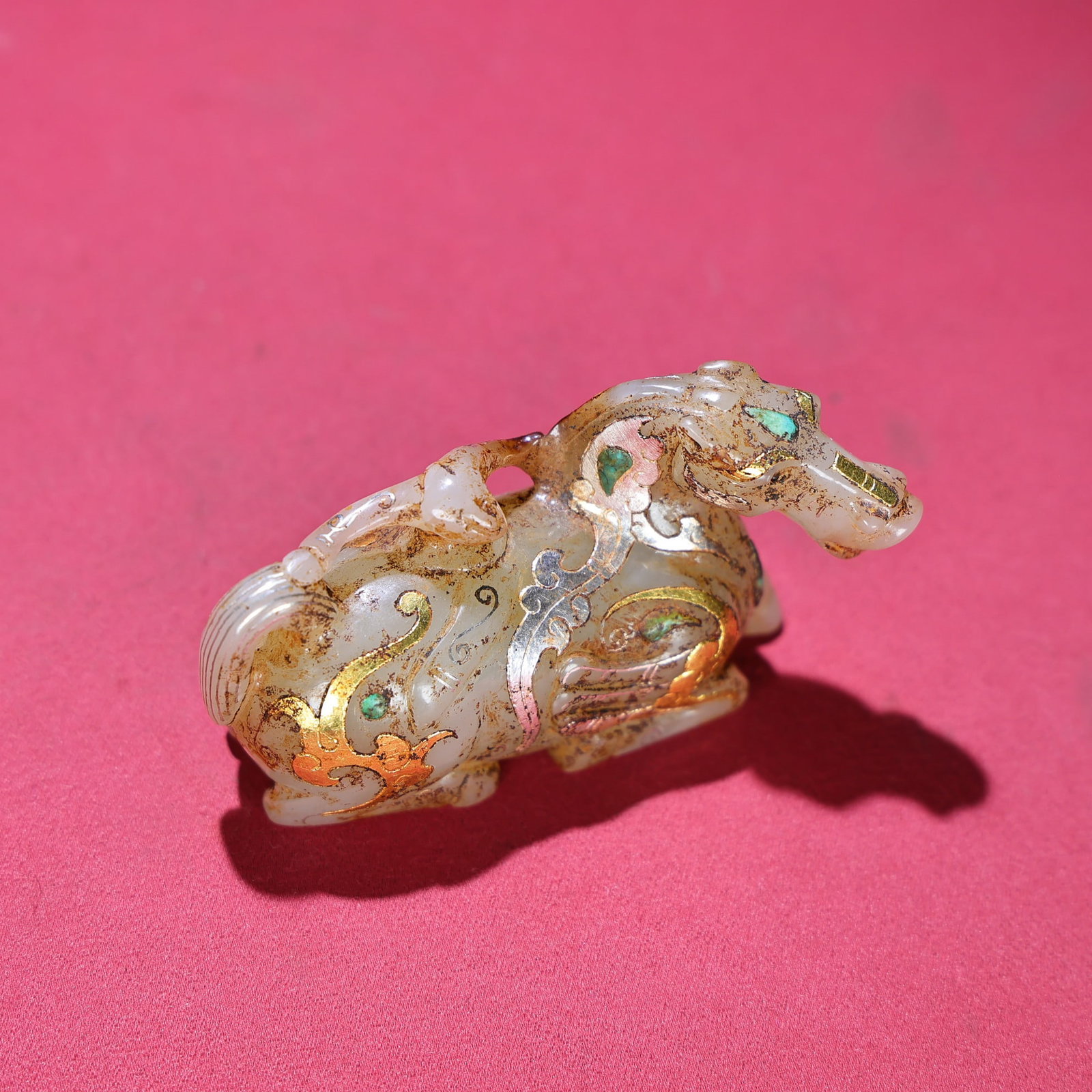 Old Hetian Jade Inlay Gold Silver Horse Statue: Title: Old Hetian Jade Inlay Gold Silver Horse Statue Origin: Chinese Date/Period: After1850 Materials: Hetian Jade,Gold Silver Dimensions: 87x50x30(mm) 3.43x1.97x1.18(inches) Weight 0.34 lbs/153g Res