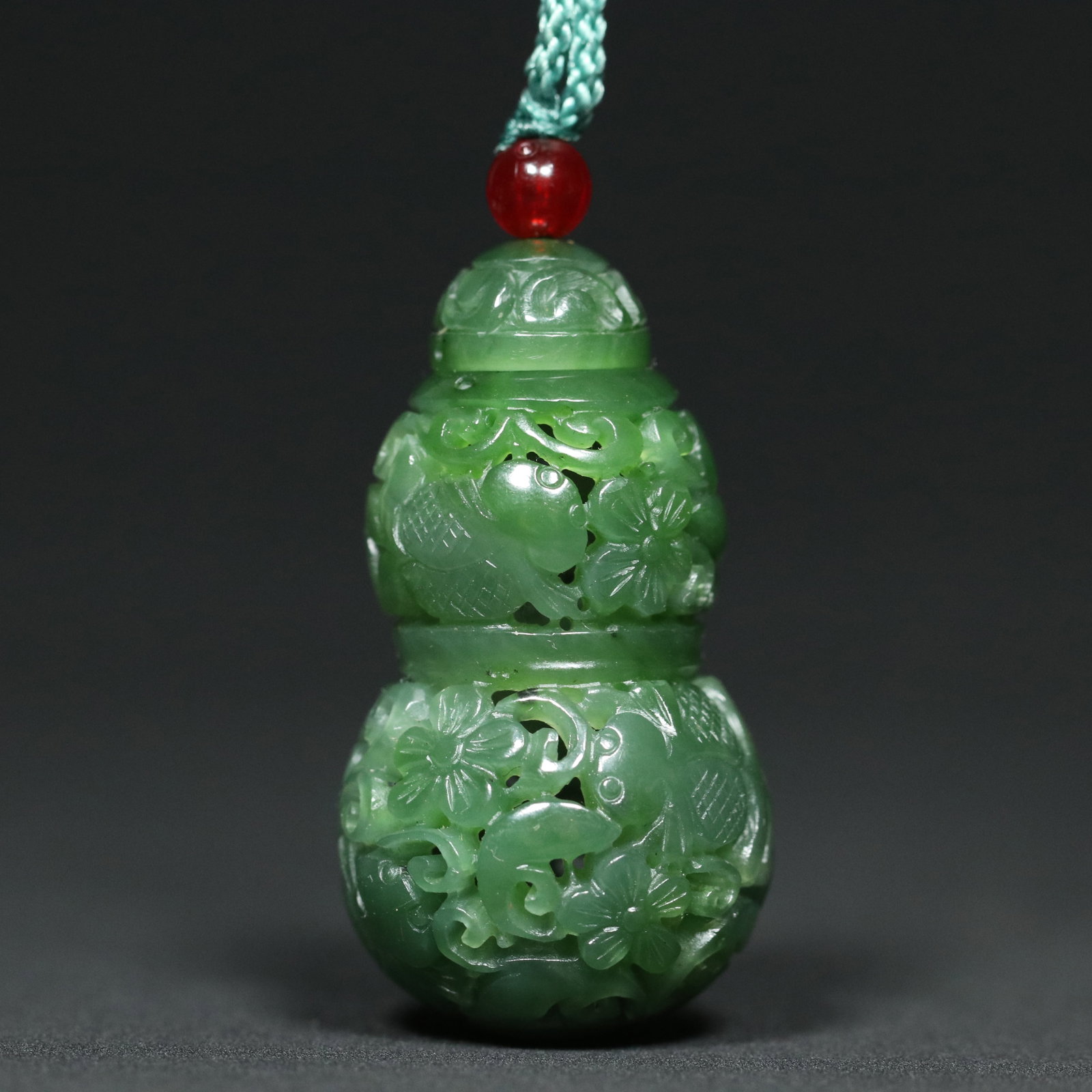 Openwork Green Hetian Jade Carved Flower Sachet Gourd Pendant: Title: Openwork Green Hetian Jade Carved Flower Sachet Gourd Pendant Origin: Chinese Date/Period: After2000 Materials: Hetian Jade Dimensions: 46x26(mm) 1.81x1.02(inches) Weight 0.04 lbs/19.2g Reserve