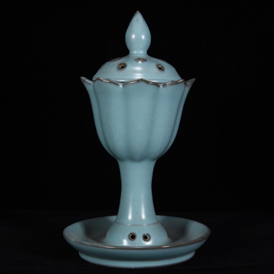 Old Ru Kiln Sky Blue Glaze Porcelain Incense Burner: Title: Old Ru Kiln Sky Blue Glaze Porcelain Incense Burner Origin: Chinese Date/Period: After1900 Materials: Porcelain Dimensions: 110x110(mm) 4.33x4.33(inches) Reserve: $399.00 Shipping: Domestic: Sh