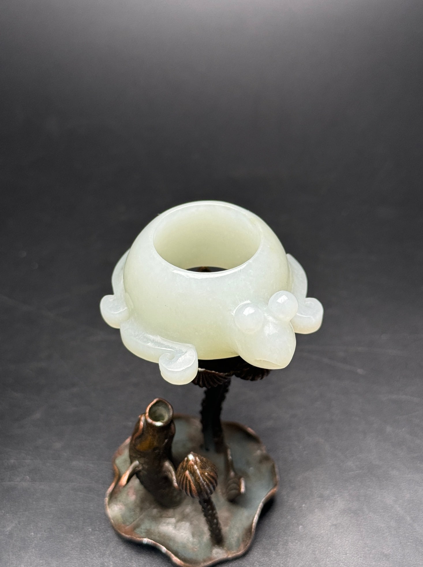 Inside Diameter 22.5mm Hetian Jade Tortoise Thumb Ring: Title: Inside Diameter 22.5mm Hetian Jade Tortoise Thumb Ring Origin: Chinese Date/Period: After2000 Materials: Hetian Jade Dimensions: 46x54x20(mm) 1.81x2.13x0.79(inches) Weight 0.09 lbs/41g Reserve: