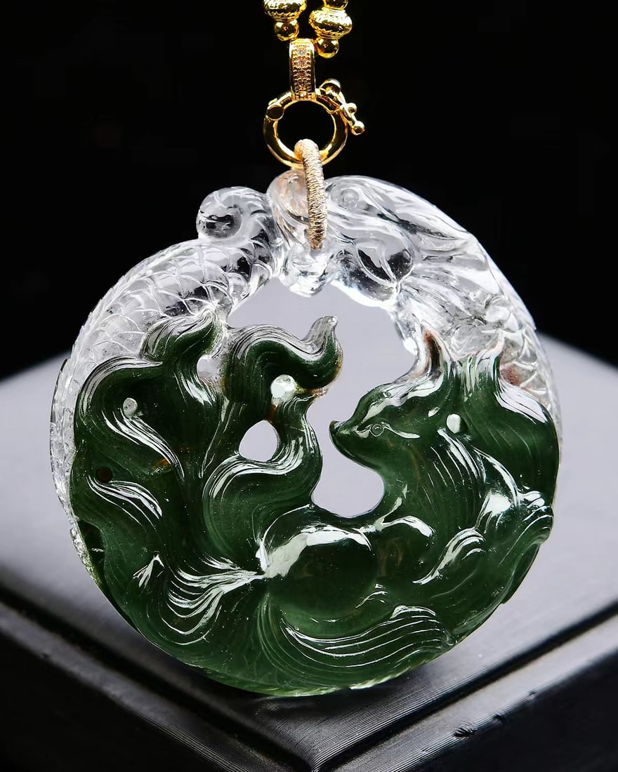 Green Crystal Carved Fox & Dragon Pendant: Title: Green Crystal Carved Fox & Dragon Pendant Origin: Chinese Date/Period: After2026 Materials: Crystal Dimensions: 58x56x14(mm) 2.28x2.20x0.55(inches) Weight 0.19 lbs/87.4g Reserve: $399.00 Shippi