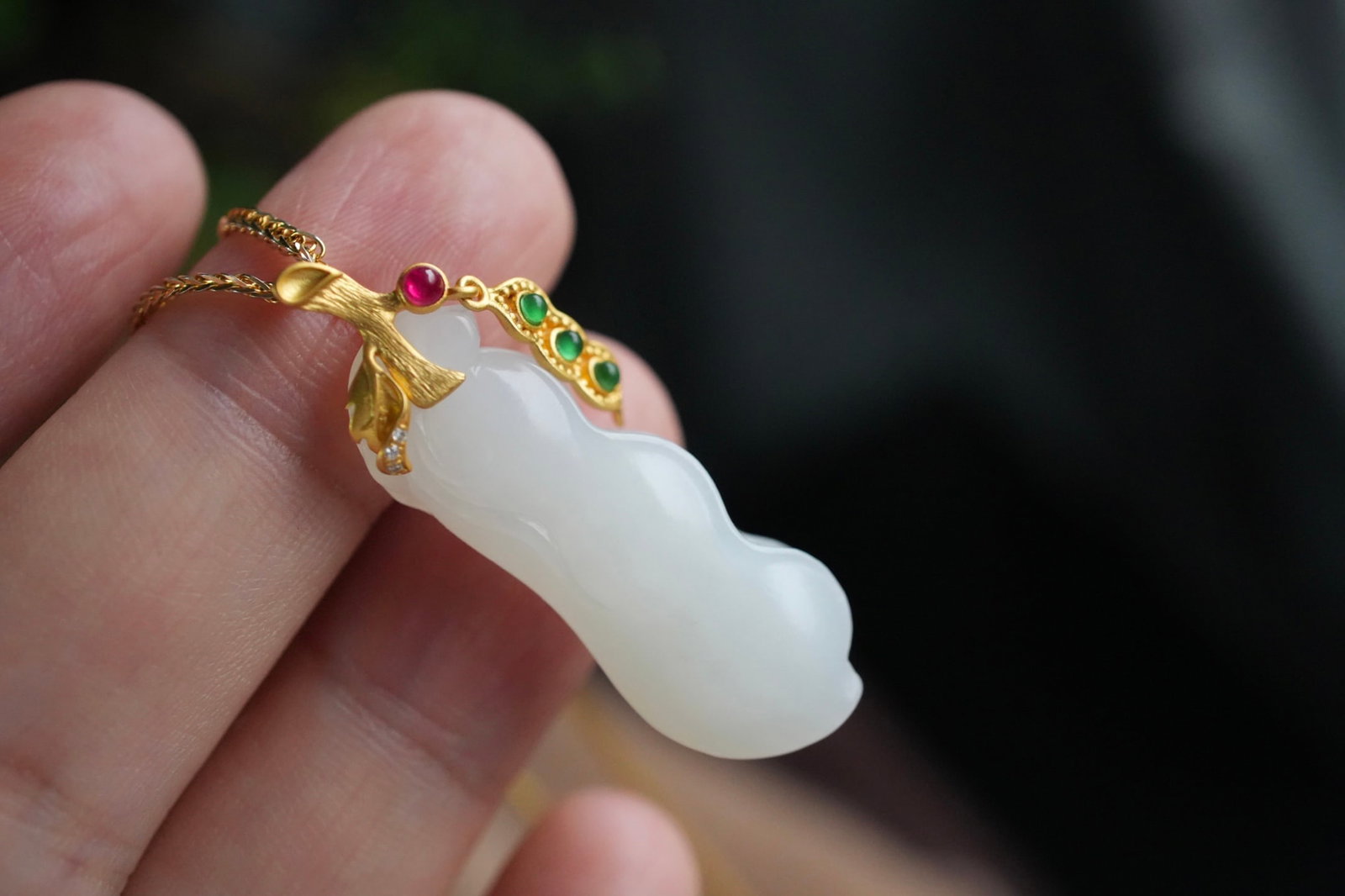 18K Gold Inlay White Hetian Jade Bean Pendant: Title: 18K Gold Inlay White Hetian Jade Bean Pendant Origin: Chinese Date/Period: After2026 Materials: 18K Gold,Hetian Jade Dimensions: 35.6x12x8(mm) 1.40x0.47x0.31(inches) Weight 0.01 lbs/5.3g Reserv