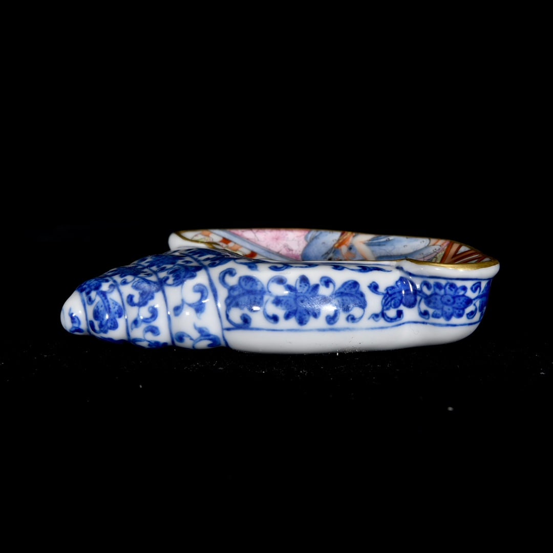 Gilt Gold Famille Rose+Blue and White Porcelain Figure Brush Washer: Title: Gilt Gold Famille Rose+Blue and White Porcelain Figure Brush Washer Origin: Chinese Date/Period: After1890 Materials: Porcelain Dimensions: 20x90x65(mm) 0.78x3.54x2.56(inches) Reserve: $599.00