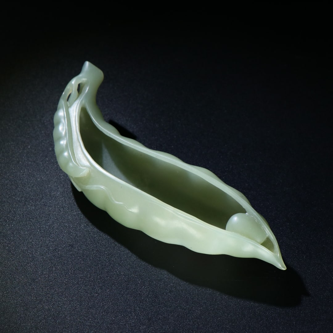 Vintage Hetian Jade Hand Carved Bean Brush Washer: Title: Vintage Hetian Jade Hand Carved Bean Brush Washer Origin: Chinese Date/Period: After1880 Materials: Hetian Jade Dimensions: 153x45x28(mm) 6.02x1.77x1.10(inches) Weight 0.24 lbs/111g Reserve:
