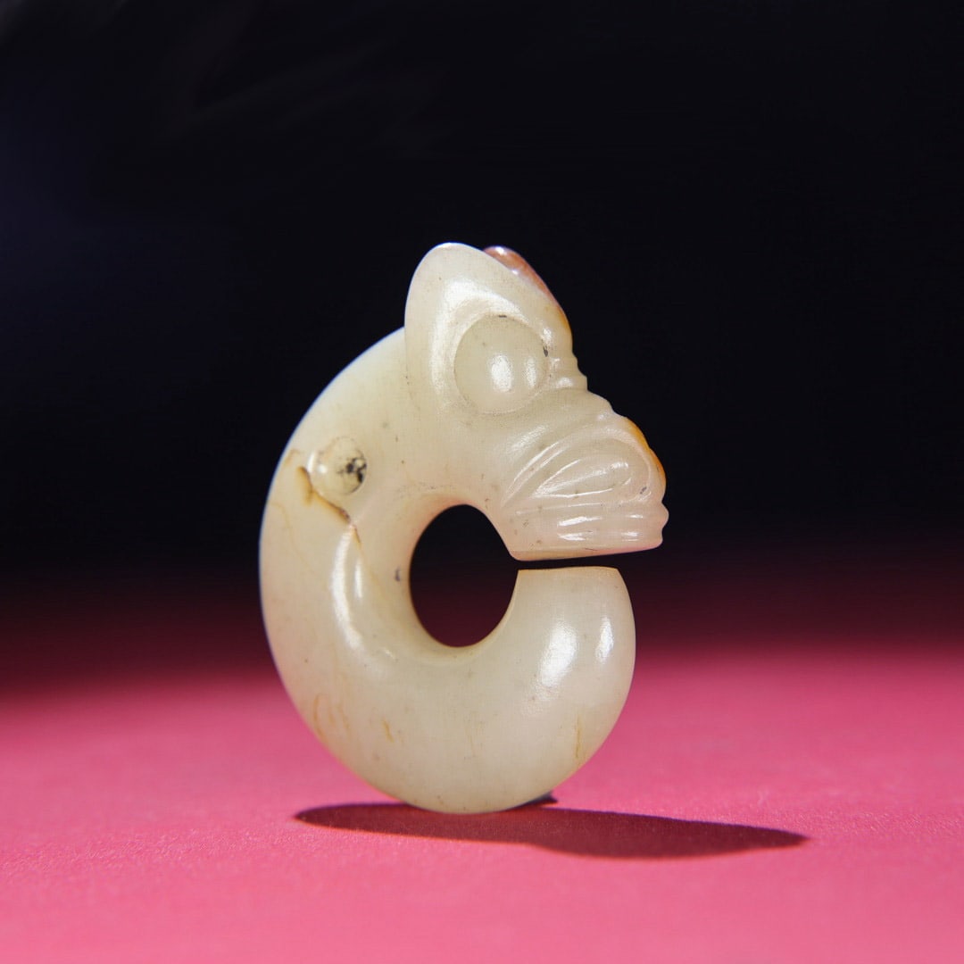 Vintage Hetian Jade Pendant - Dragon: Title: Vintage Hetian Jade Pendant - Dragon Origin: Chinese Date/Period: After1900 Materials: Hetian Jade Dimensions: 65x80x18(mm) 2.56x3.15x0.71(inches) Weight 0.29 lbs/132g Reserve: $580.00