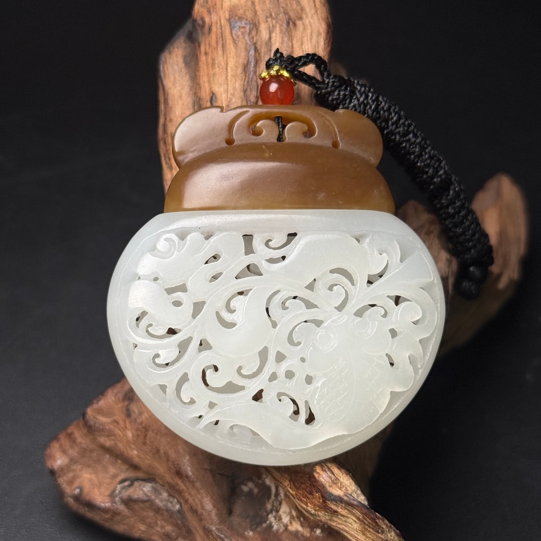 Openwork Hetian Jade Carved Sachet Pendant: Title: Openwork Hetian Jade Carved Sachet Pendant Origin: Chinese Date/Period: After2000 Materials: Hetian Jade Dimensions: 54x59x13(mm) 2.13x2.32x0.51(inches) Weight 0.10 lbs/47g Reserve: $238.00