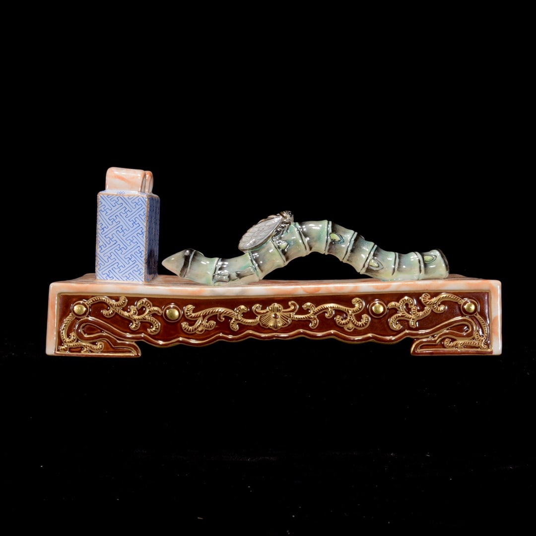 Vintage Gilt Gold Bamboo Cicada Porcelain Brush Pen Shelf Statue: Title: Vintage Gilt Gold Bamboo Cicada Porcelain Brush Pen Shelf Statue Origin: Chinese Date/Period: After1900 Materials: Porcelain Dimensions: 165x70x85(mm) 6.50x2.76x3.35(inches) Reserve: $999.00 Sh