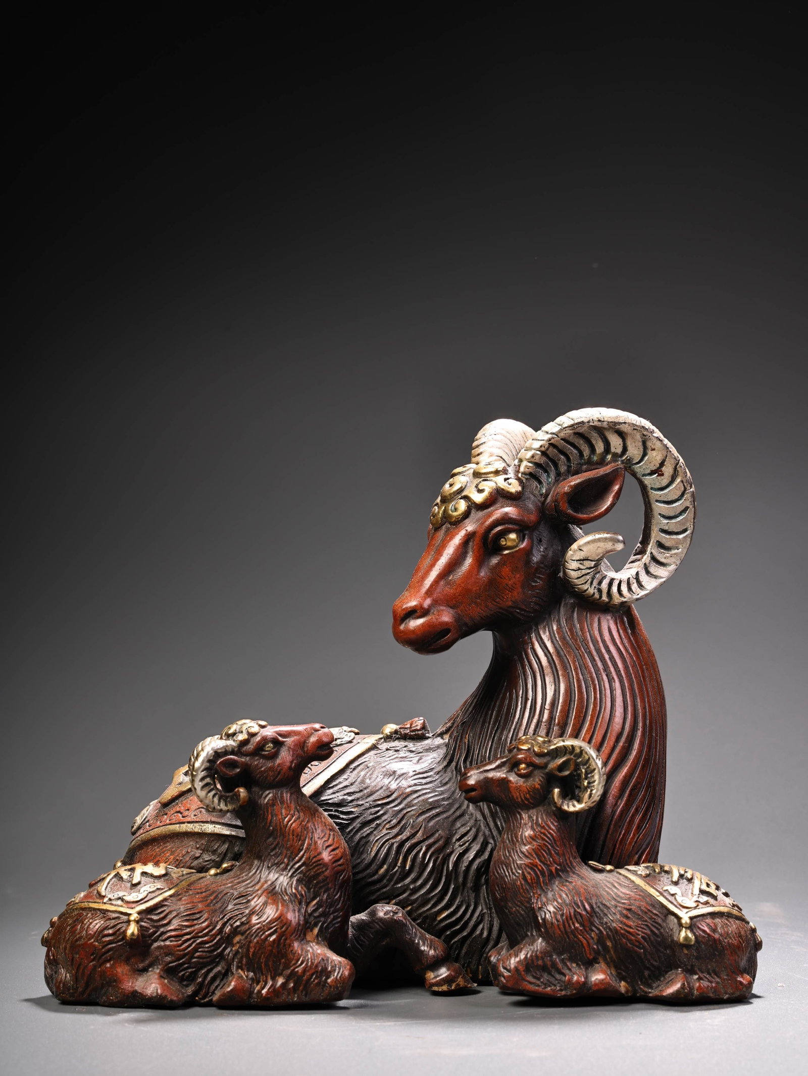Vintage Red Copper Three Sheep Statue: Title: Vintage Red Copper Three Sheep Statue Origin: Chinese Date/Period: After1850 Materials: Red Copper Dimensions: 160x180(mm) 6.30x7.09(inches) Weight 3.97 lbs/1800g Reserve: $788.00 Shipping: Dom