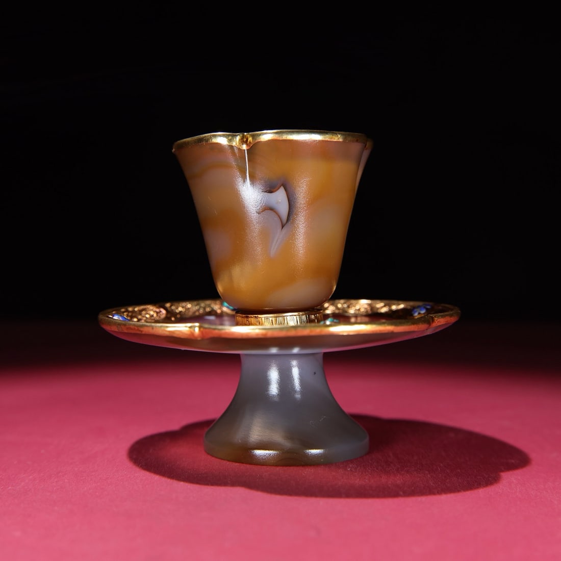 Old Inlay Gold Edge Agate Cup: Title: Old Inlay Gold Edge Agate Cup Origin: Chinese Date/Period: After1800 Materials: Agate Dimensions: 132x53(mm) 5.20x2.09(inches) 75x69(mm) 2.95x2.72(inches) Weight 1.01 lbs/457g Reserve: $1,499.0