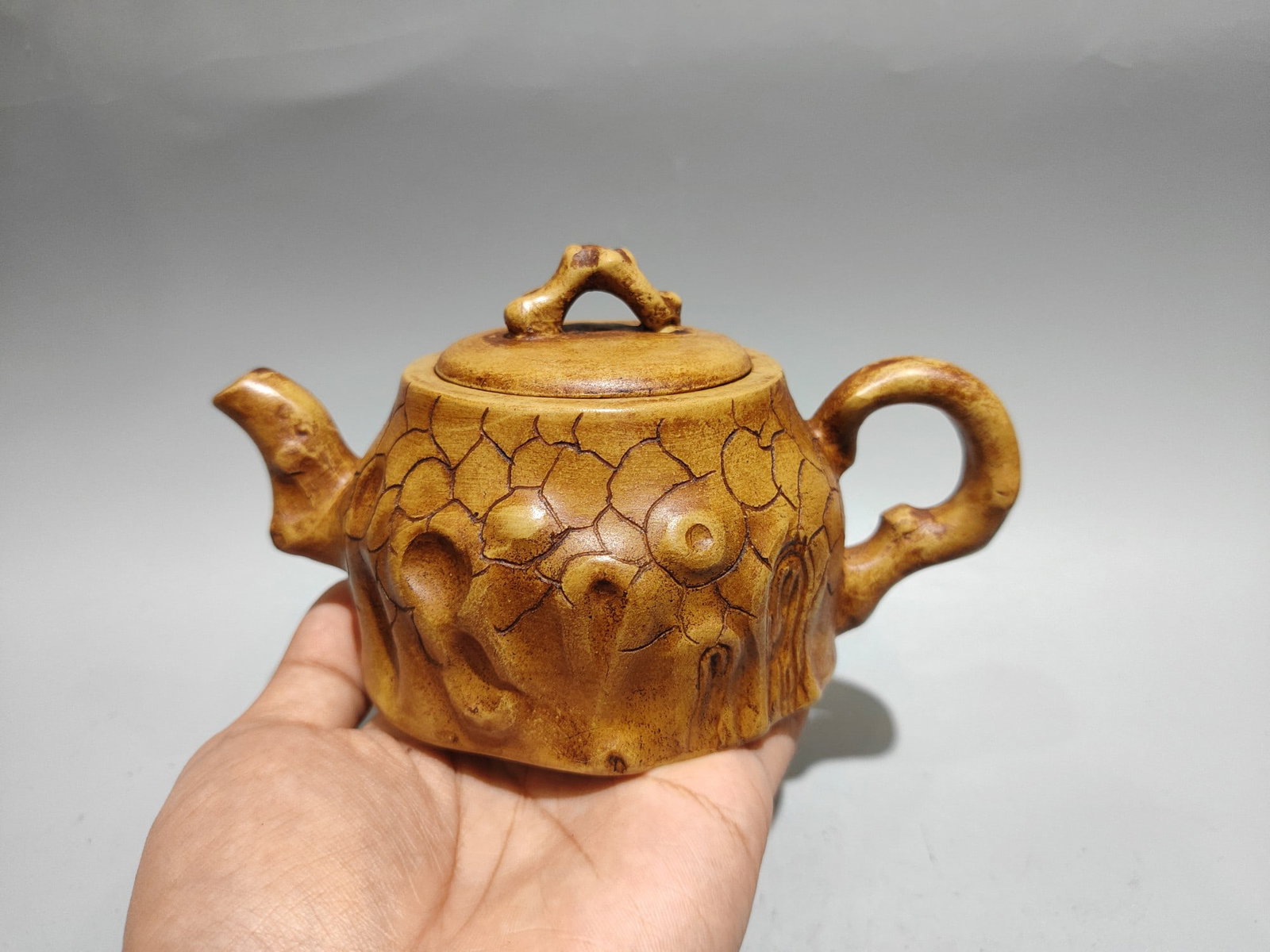Yellow Yixing Zisha Clay Teapot w Artist Signed: Title: Yellow Yixing Zisha Clay Teapot w Artist Signed Origin: Chinese Materials: Yixing Zisha Dimensions: 160x90(mm) 6.30x3.54(inches) Reserve: $99.00 Shipping: Domestic: Shipping rates are determine