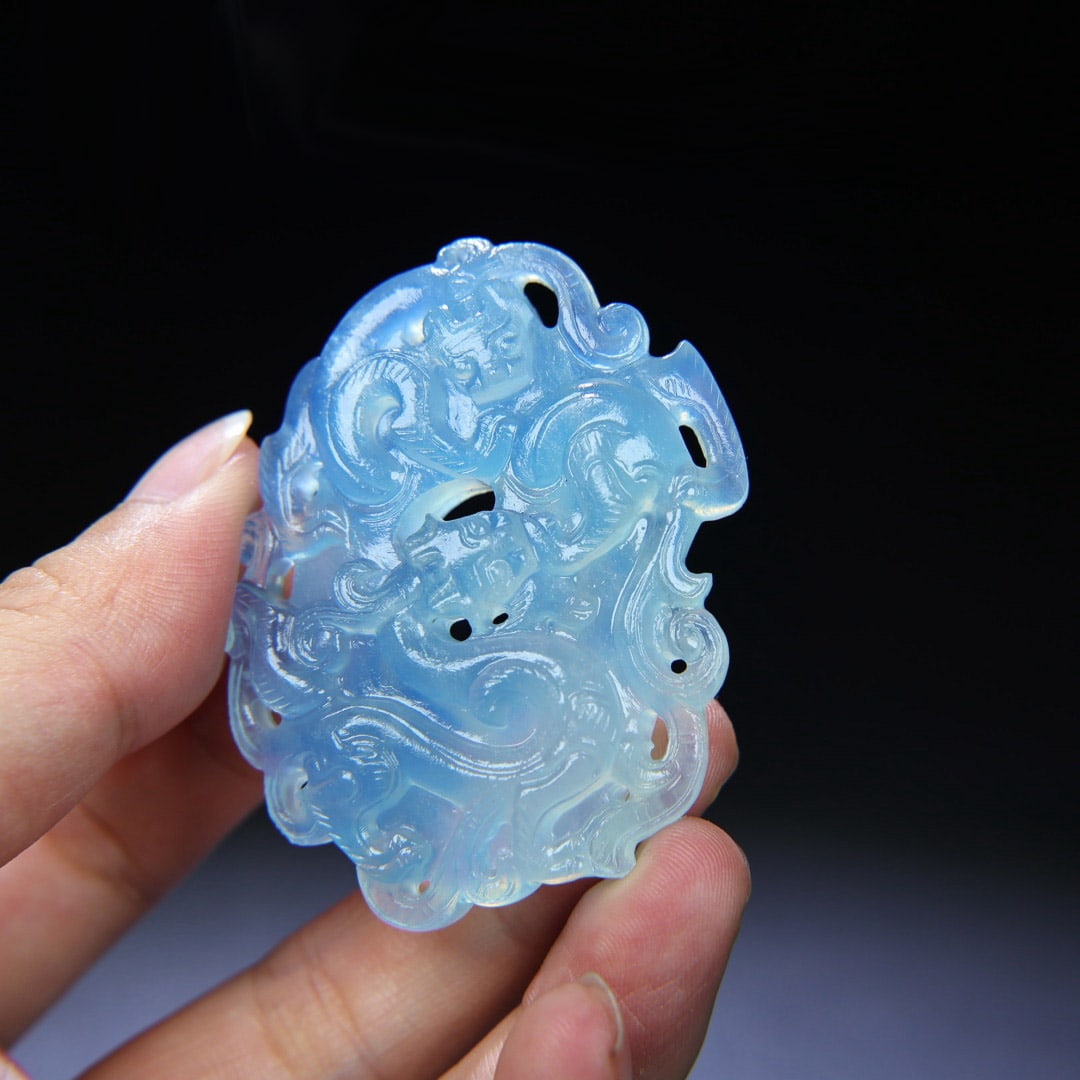 Natural Aquamarine Hand Carved Chi Dragon Pendant: Title: Natural Aquamarine Hand Carved Chi Dragon Pendant Origin: Chinese Date/Period: After2000 Materials: Aquamarine Dimensions: 45x60x13(mm) 1.77x2.36x0.51(inches) Weight 0.07 lbs/34g Reserve: