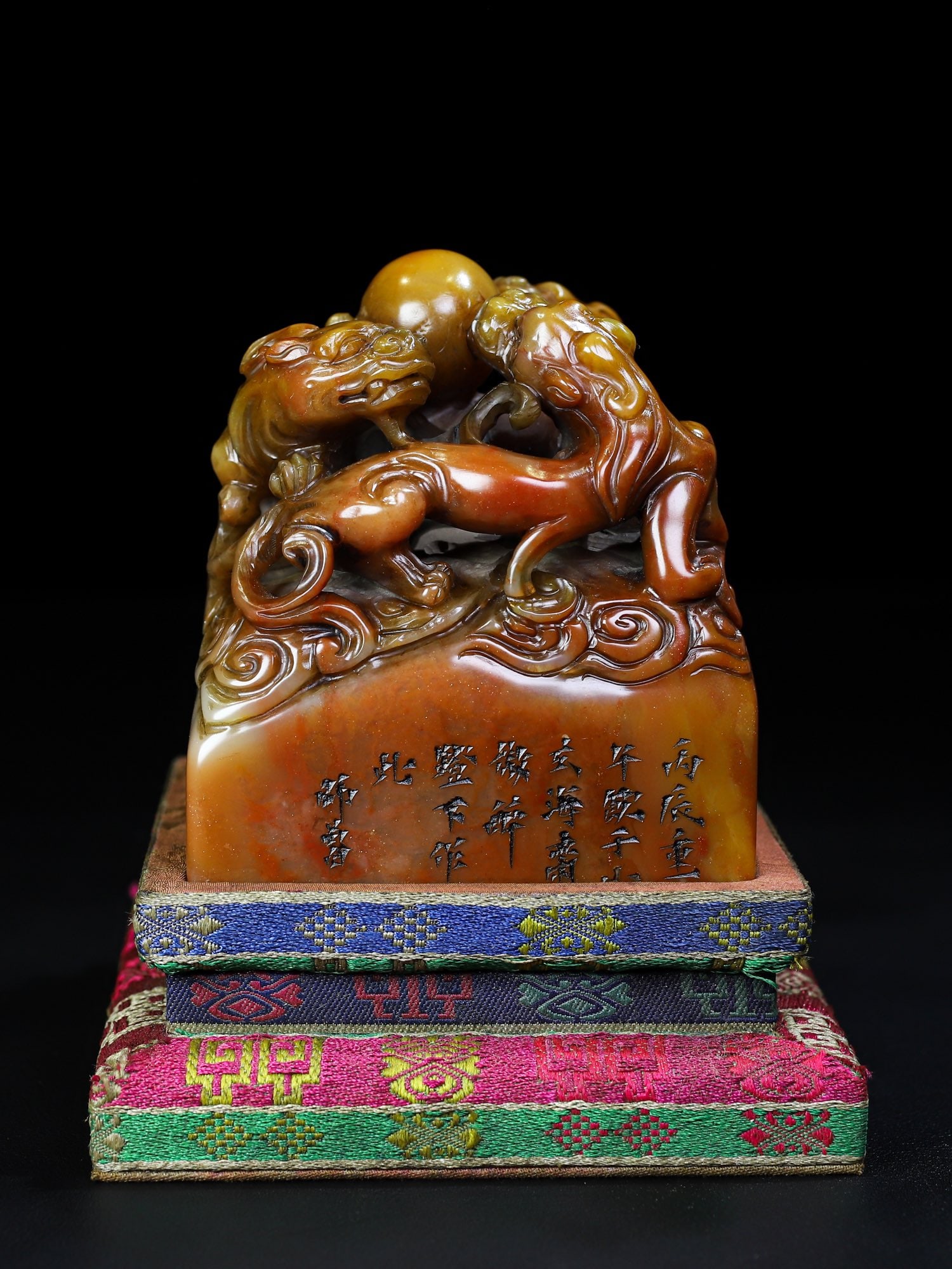 Vintage Shoushan Soapstone Hand-Carved Seal/Stamp Chi Dragon: Title: Vintage Shoushan Soapstone Hand-Carved Seal/Stamp Chi Dragon Origin: Chinese Date/Period: After1890 Materials: Shoushan Soapstone Dimensions: 95x80x80(mm) 3.74x3.15x3.15(inches) Weight 2.16 lbs