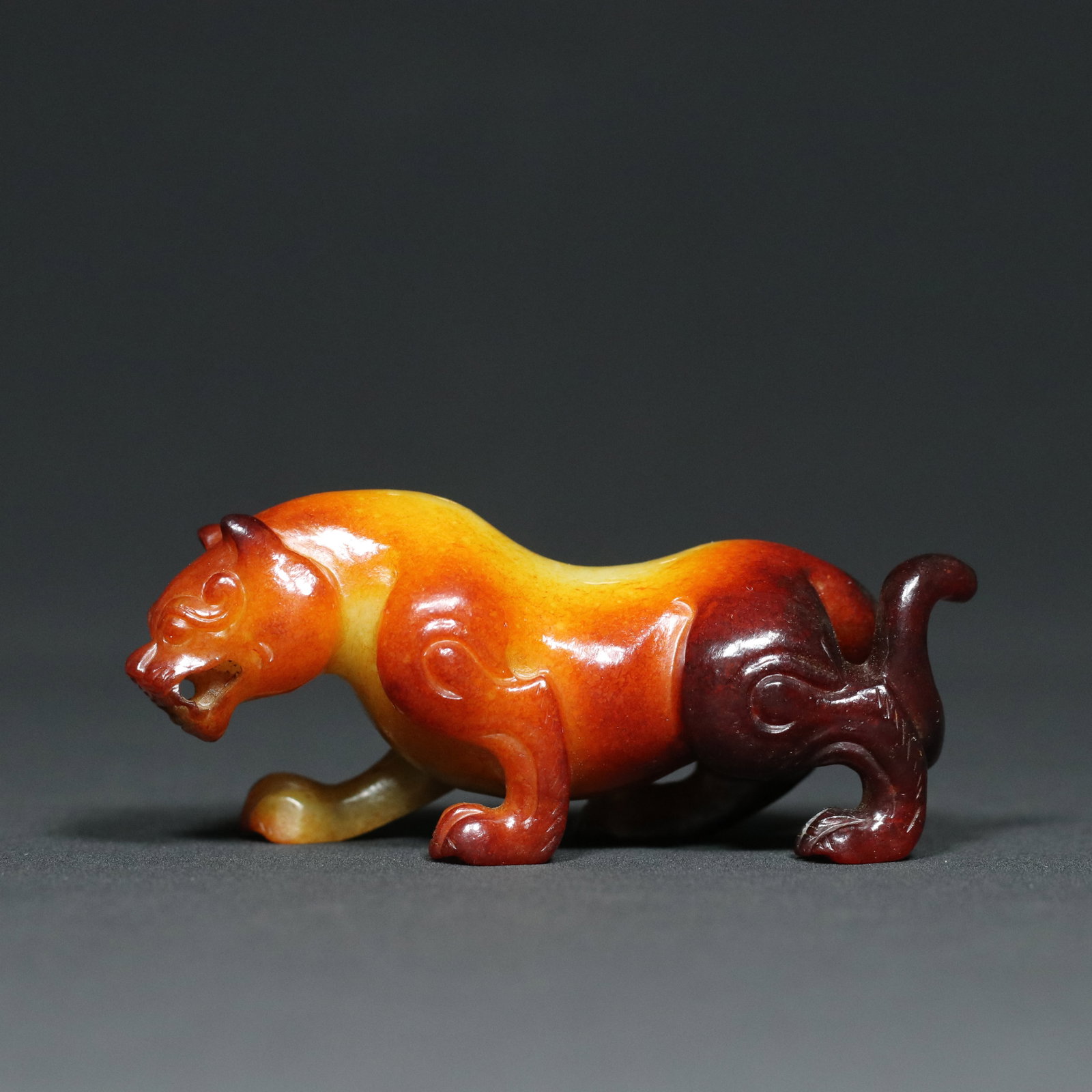 Vintage Hetian Jade Tiger Statue: Title: Vintage Hetian Jade Tiger Statue Origin: Chinese Date/Period: After1900 Materials: Hetian Jade Dimensions: 86x32x37(mm) 3.39x1.26x1.46(inches) Weight 0.23 lbs/103.2g Reserve: $279.00 Shipping: 