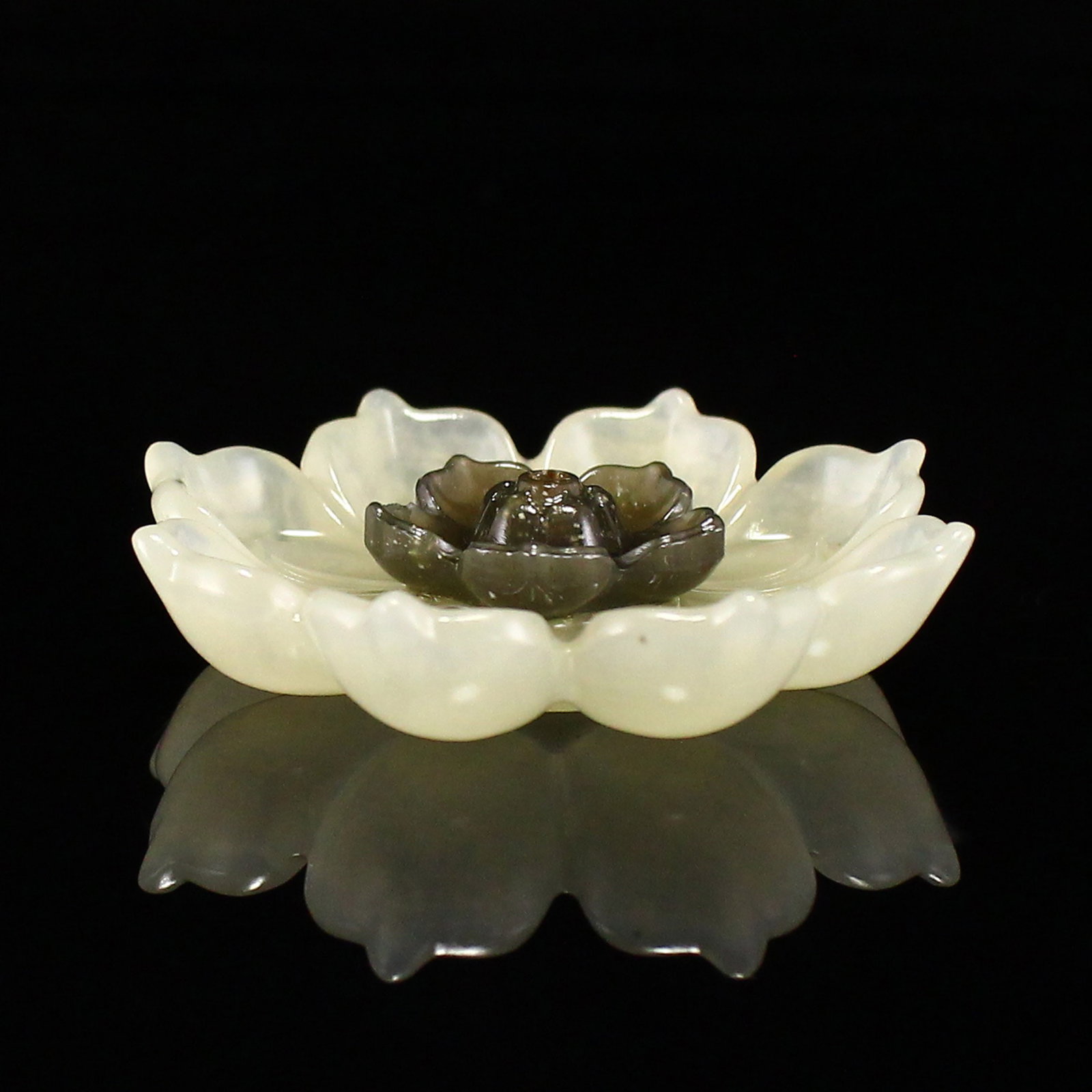 Natural Hetian Jade Lotus Incense Burning Tool: Title: Natural Hetian Jade Lotus Incense Burning Tool Origin: Chinese Date/Period: After2020 Materials: Hetian Jade Dimensions: 53x53x15(mm) 2.09x2.09x0.59(inches) Weight 0.05 lbs/23g Reserve: $99.00