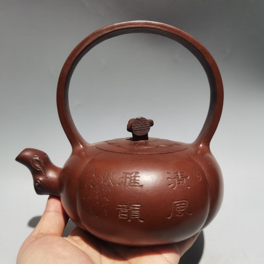 Yixing Zisha Clay Handle Teapot w Artist Signed: Title: Yixing Zisha Clay Handle Teapot w Artist Signed Origin: Chinese Materials: Yixing Zisha Dimensions: 160x170(mm) 6.30x6.69(inches) Reserve: $299.00 Shipping: Domestic: Shipping rates are determi
