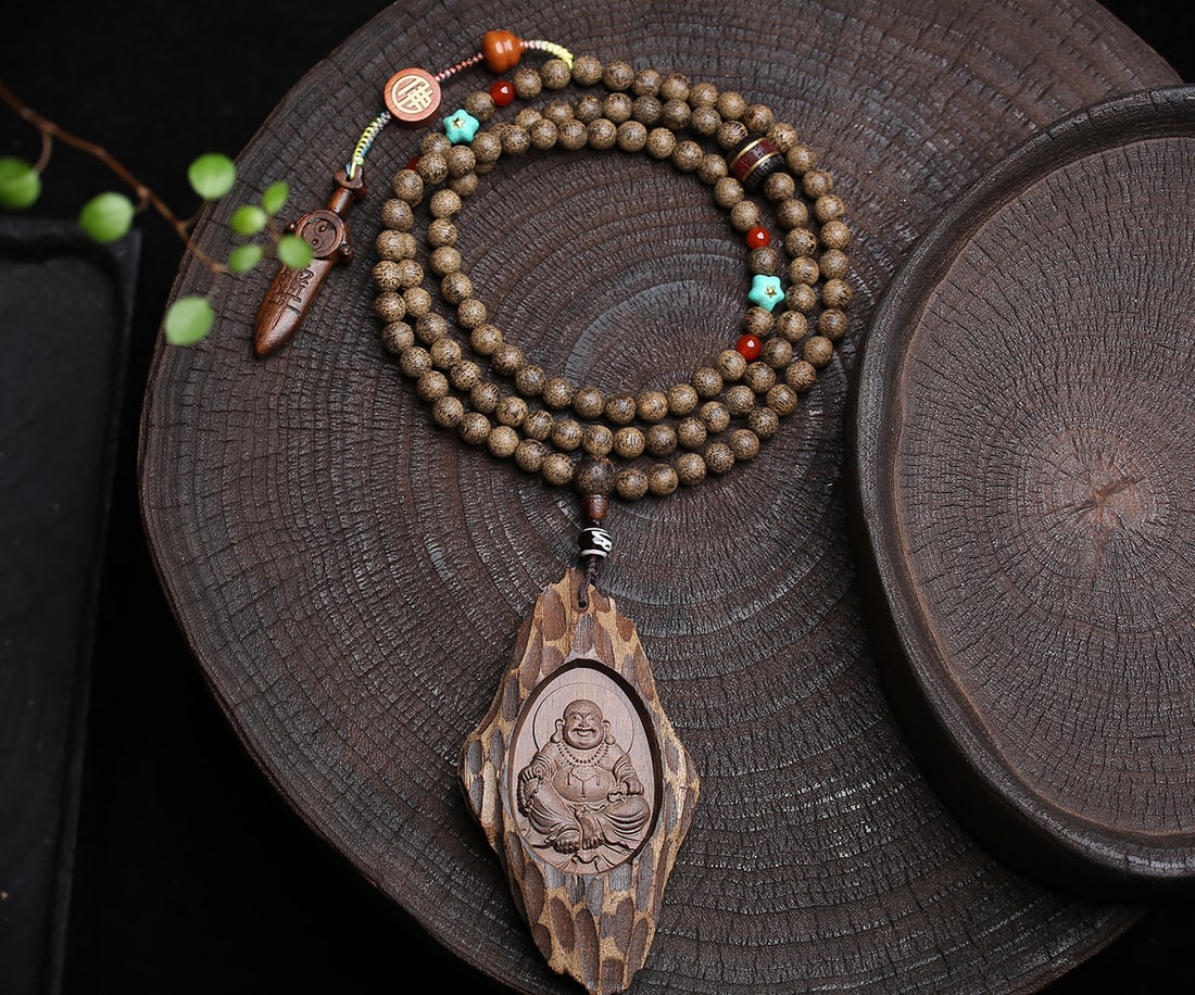 Chenxiang Wood Carved Laughing Buddha Pendant Necklace: Title: Chenxiang Wood Carved Laughing Buddha Pendant Necklace Origin: Chinese Date/Period: After2000 Materials: Chenxiang Wood Dimensions: Weight 0.14 lbs/64.85g Reserve: $99.00 Shipping: Domestic: Sh