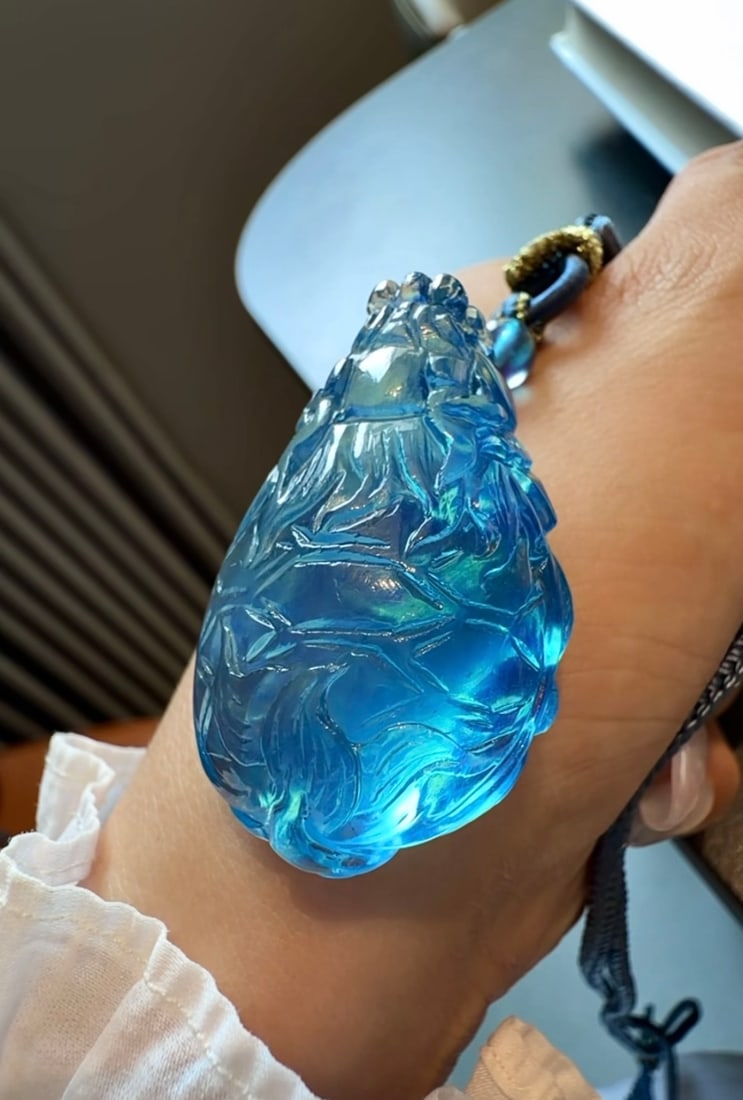 Natural Aquamarine Hand Carved Dragon Turtle Pendant: Title: Natural Aquamarine Hand Carved Dragon Turtle Pendant Origin: Chinese Date/Period: After2026 Materials: Aquamarine Dimensions: 43x26.5x13(mm) 1.69x1.04x0.51(inches) Weight 0.06 lbs/25.6g