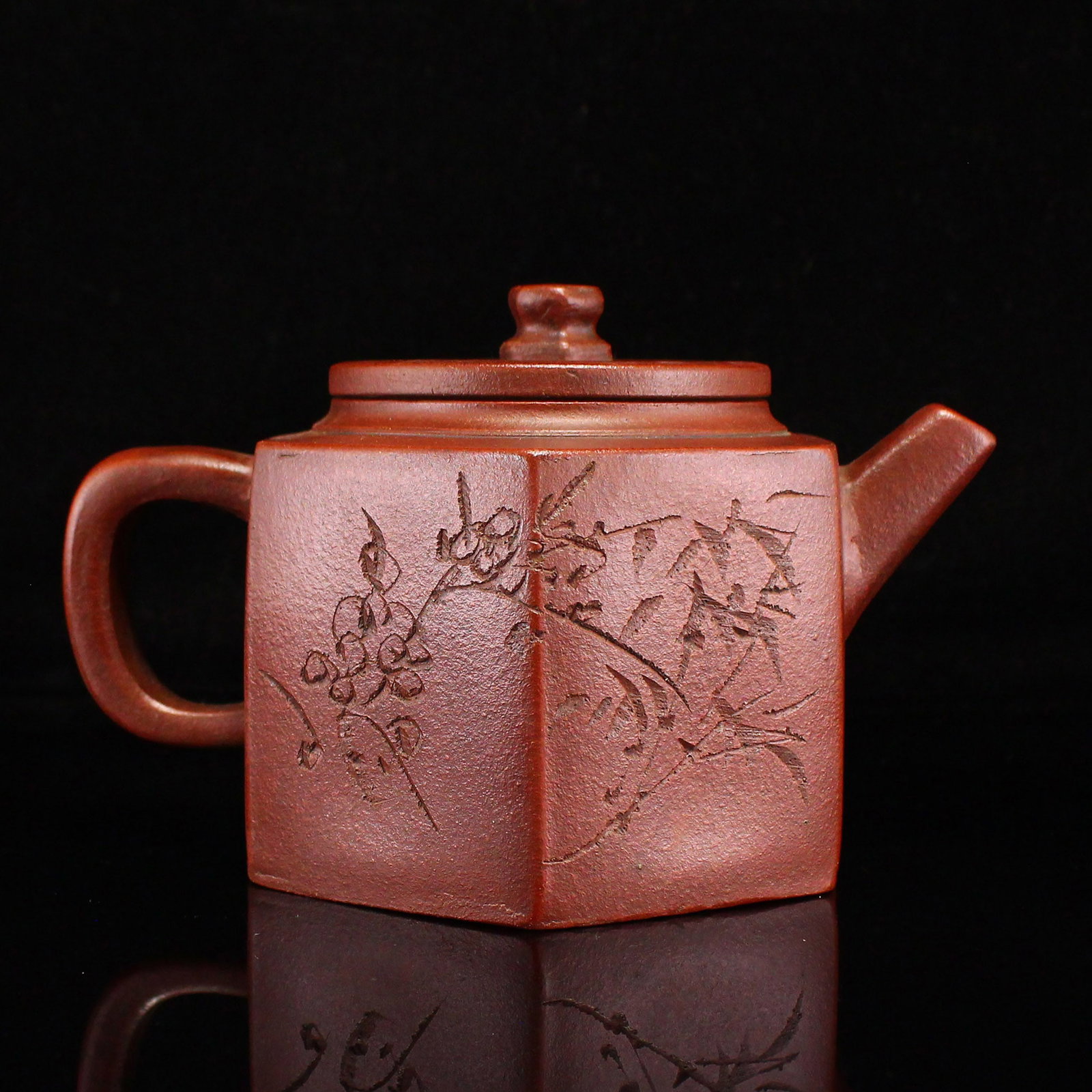 Yixing Zisha Clay Teapot w Artist Signed: Title: Yixing Zisha Clay Teapot w Artist Signed Origin: Chinese Materials: Yixing Zisha Dimensions: 145x98x90(mm) 5.71x3.86x3.54(inches) Weight 0.89 lbs/402g Reserve: $150.00 Shipping: Domestic: