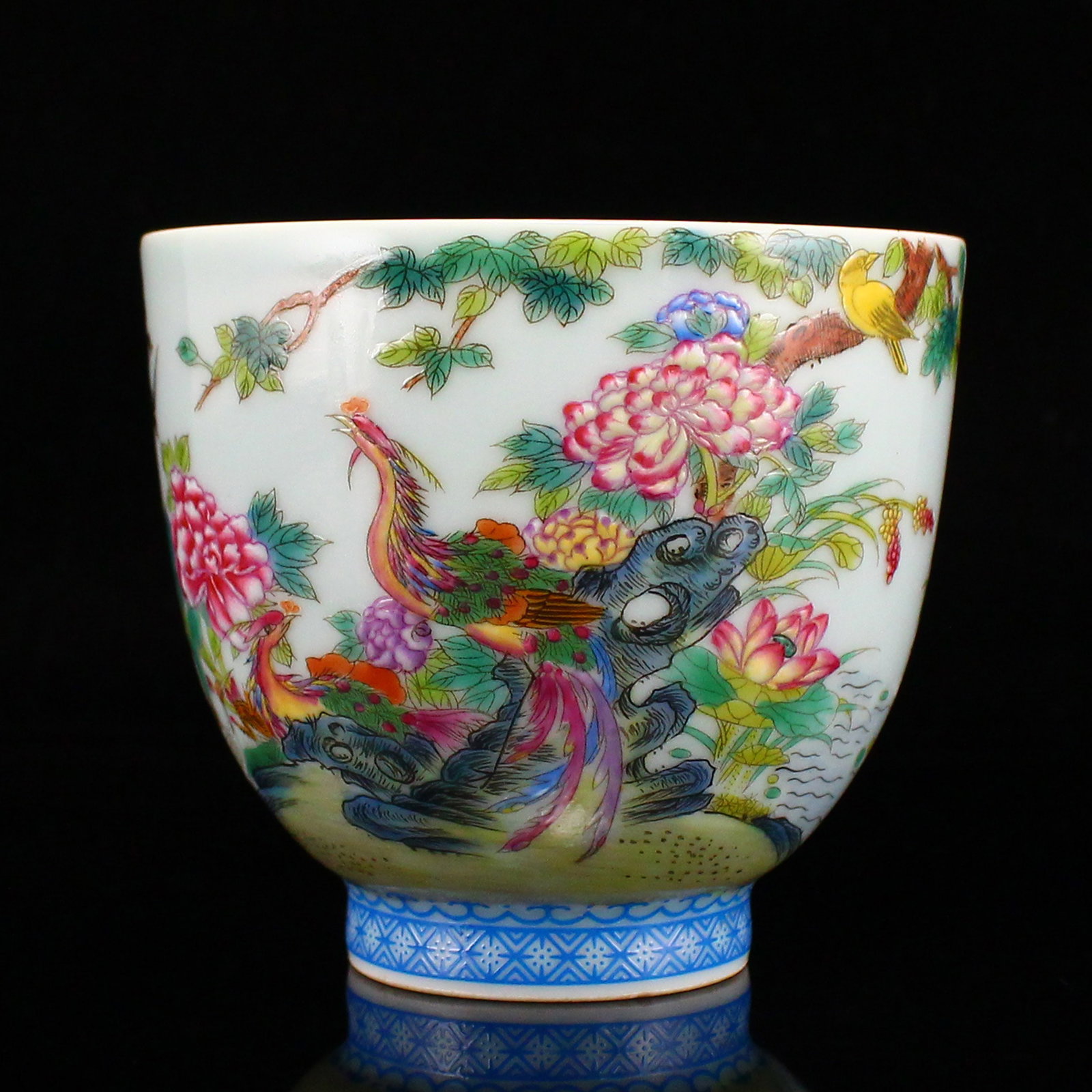 Famille Rose Flower Bird Porcelain Cup: Title: Famille Rose Flower Bird Porcelain Cup Origin: Chinese Date/Period: After1910 Materials: Porcelain Dimensions: 82x82x74(mm) 3.23x3.23x2.91(inches) Weight 0.28 lbs/128g Reserve: $220.00 Shipping