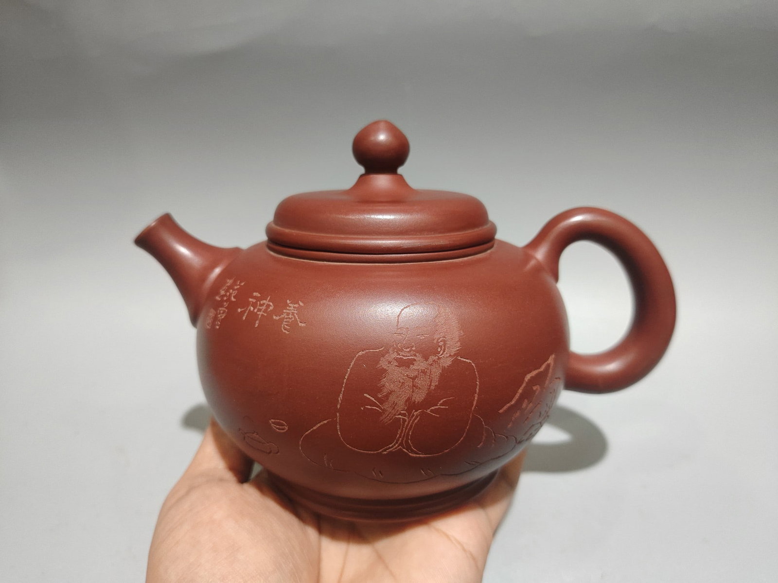 Chinese Yixing Zisha Clay Teapot w Artist Signed: Title: Chinese Yixing Zisha Clay Teapot w Artist Signed Origin: Chinese Materials: Yixing Zisha Dimensions: 180x120(mm) 7.09x4.72(inches) Reserve: $299.00 Shipping: Domestic: Shipping rates are determ