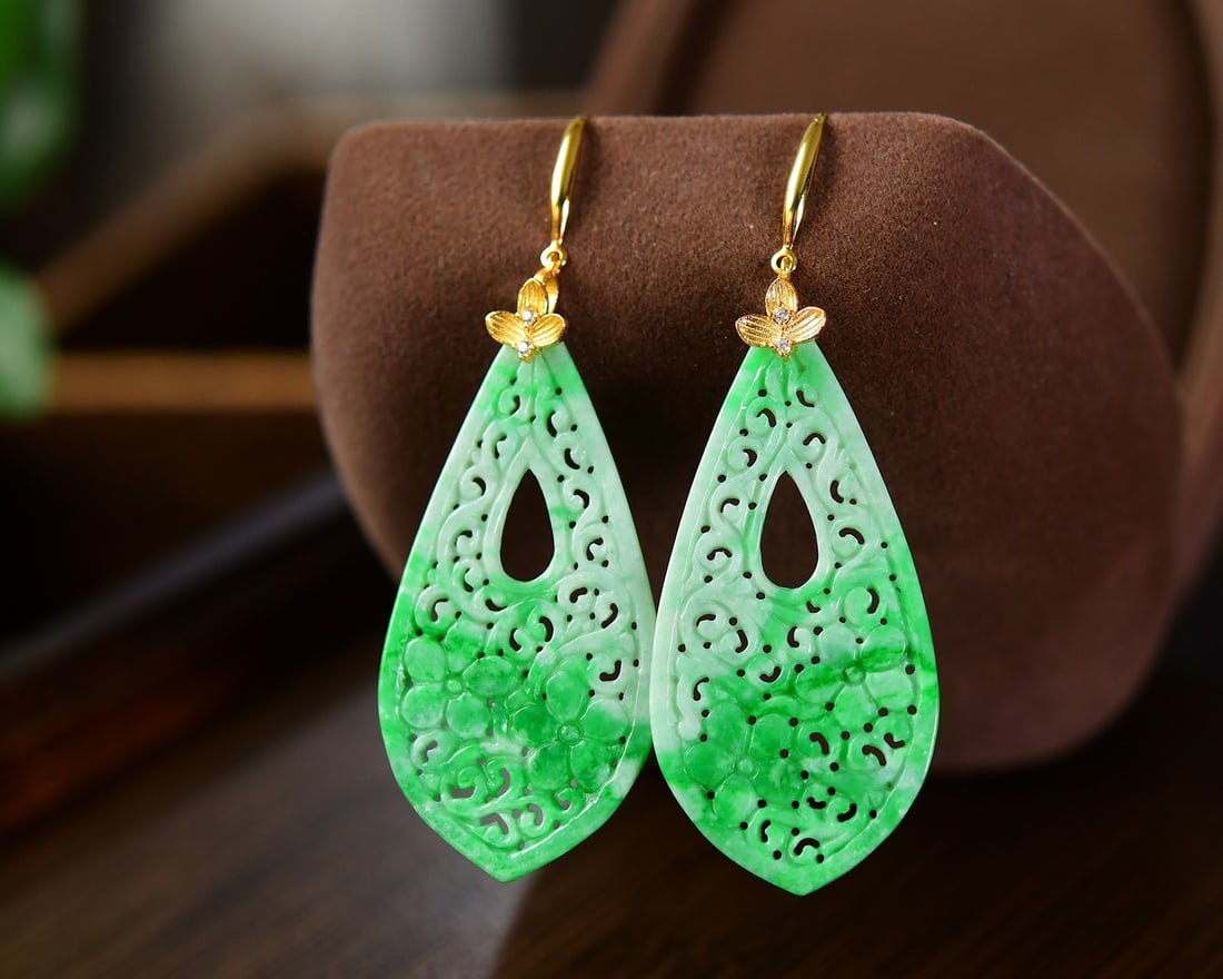A Pair Silver Inlay Green Jadeite Earrings: Title: A Pair Silver Inlay Green Jadeite Earrings Origin: Chinese Date/Period: After2026 Materials: Silver,Jadeite Dimensions: 48x25x2.6(mm) 1.89x0.98x0.10(inches) Length: 67mm Reserve: $288.00 Shippi