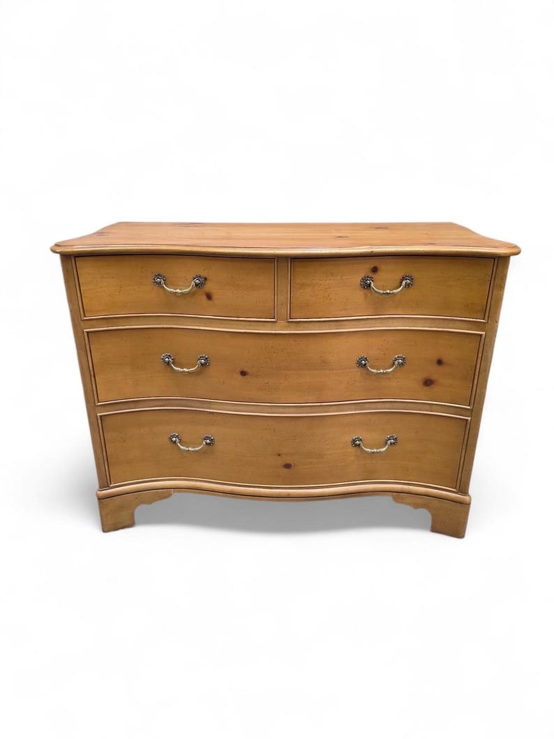 Baker Furniture Georgian Style Serpentine Pine Chest of Drawers – 4 Drawer: Title: Baker Furniture Georgian Style Serpentine Pine Chest of Drawers – 4 Drawer Description: Baker Furniture Georgian Style Serpentine Pine Chest of Drawers – 4 Drawer Elegant Baker Furn