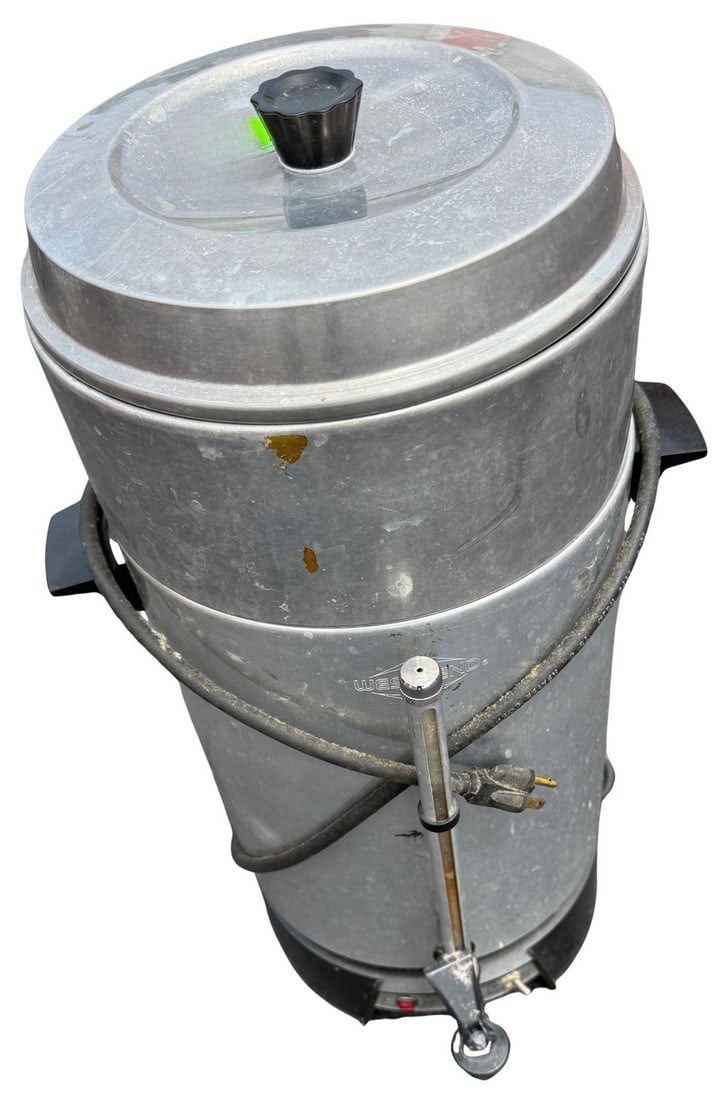 Vintage Mirro Medallion 100-Cup Aluminum Coffee Percolator Urn: This vintage Mirro Medallion 100-cup aluminum coffee percolator urn features a classic design, perfect for large gatherings or events. The body is constructed from polished aluminum, with black