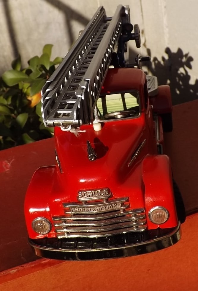 Schuco fire engine 6080 (Made in Germany 1960), battery operated, the rarer version with windup - 2