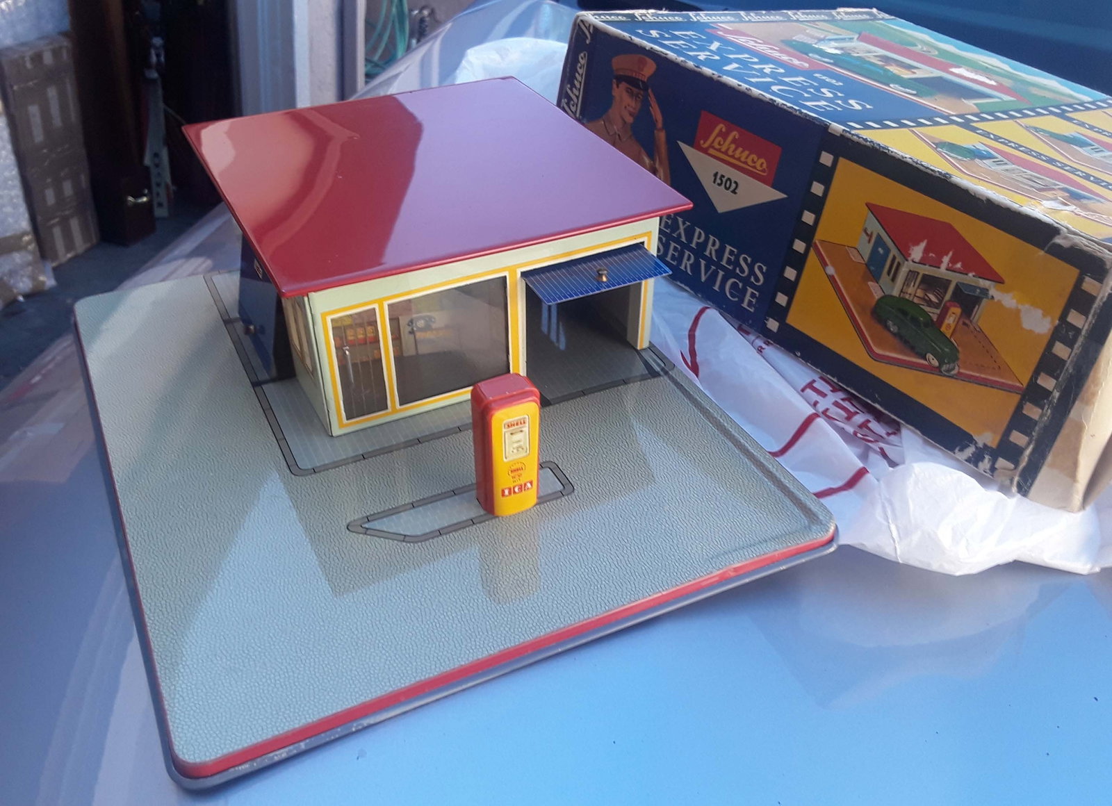 Schuco 1502 Shell station, including "no-fall" Mirako car, the car goes in one set of doors and - 2