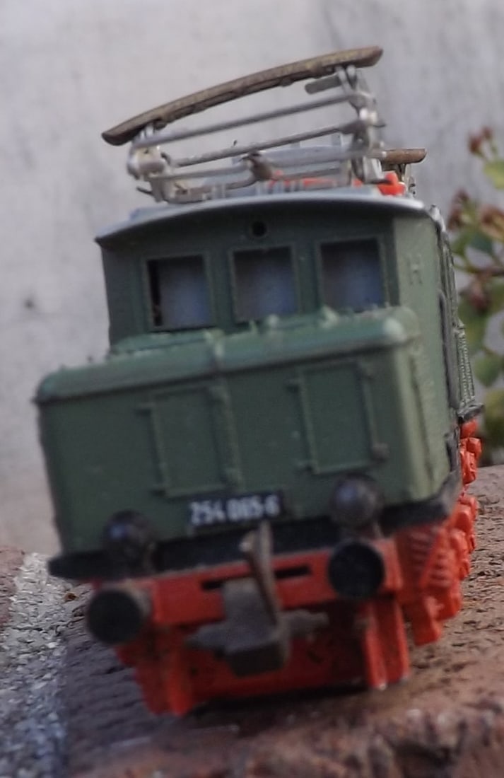Made in Germany "Krokodil" electric locomotive, raising pantographs, TT scale , c10. - 3